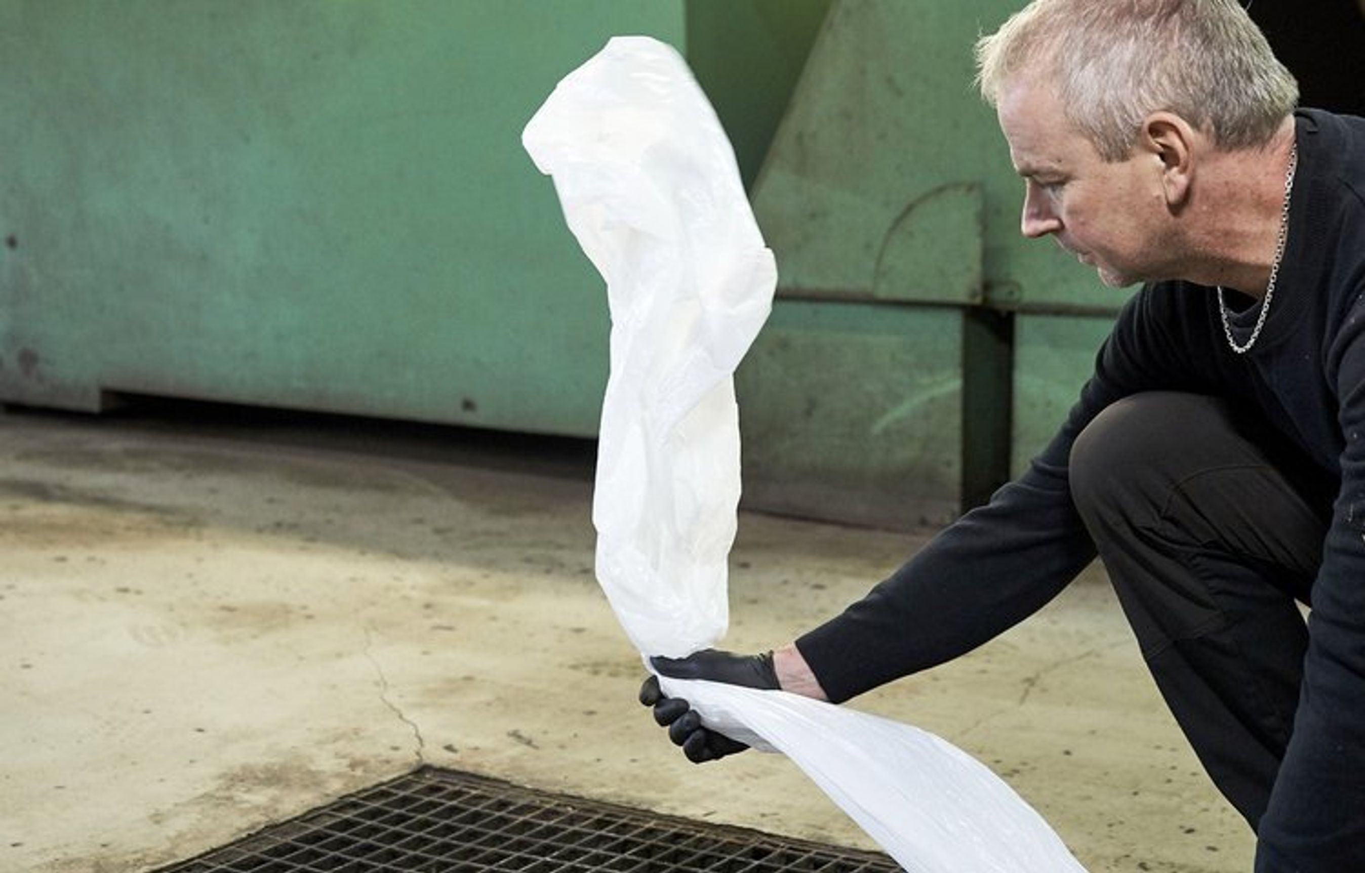 FDM medarbejder sørger for at bil bliver aftørret