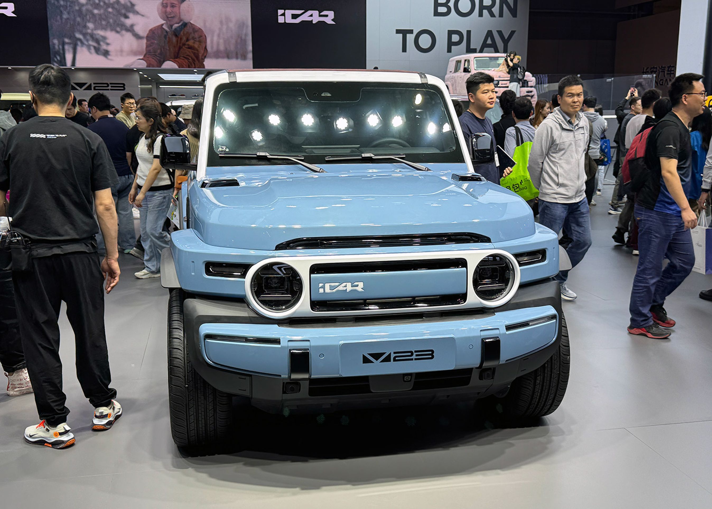 Et firma, mange mærker. Chery, der er på vej til Danmark med Omoda, Jaecoo og Exlantix, har også dette mere ungdommelige mærke, iCar. V23 hedder denne elektriske offroader.