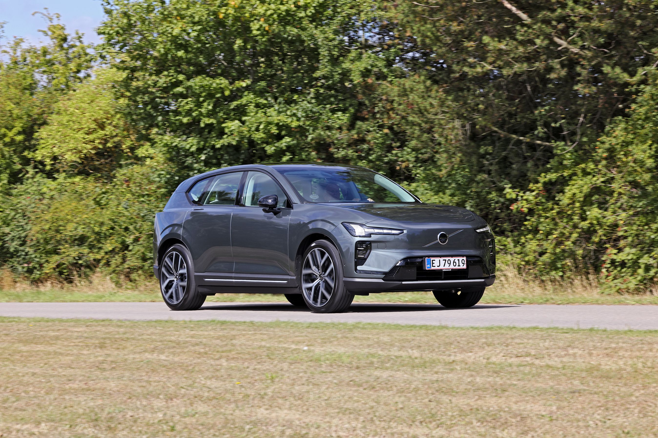 Volvo EX60: Elbil set skråt forfra på vej omgivet af træer