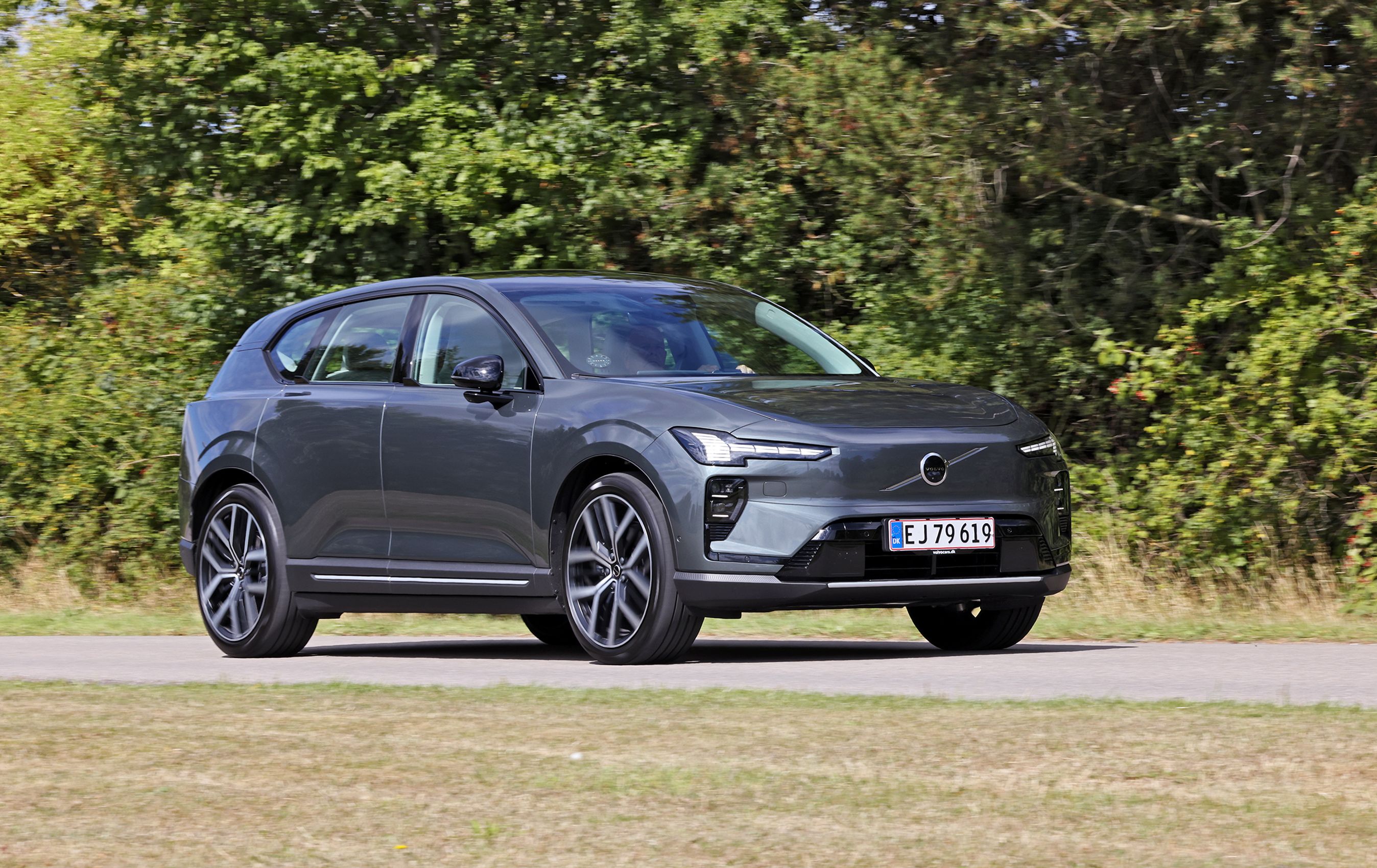 Volvo EX60: Elbil set skråt forfra på vej omgivet af træer