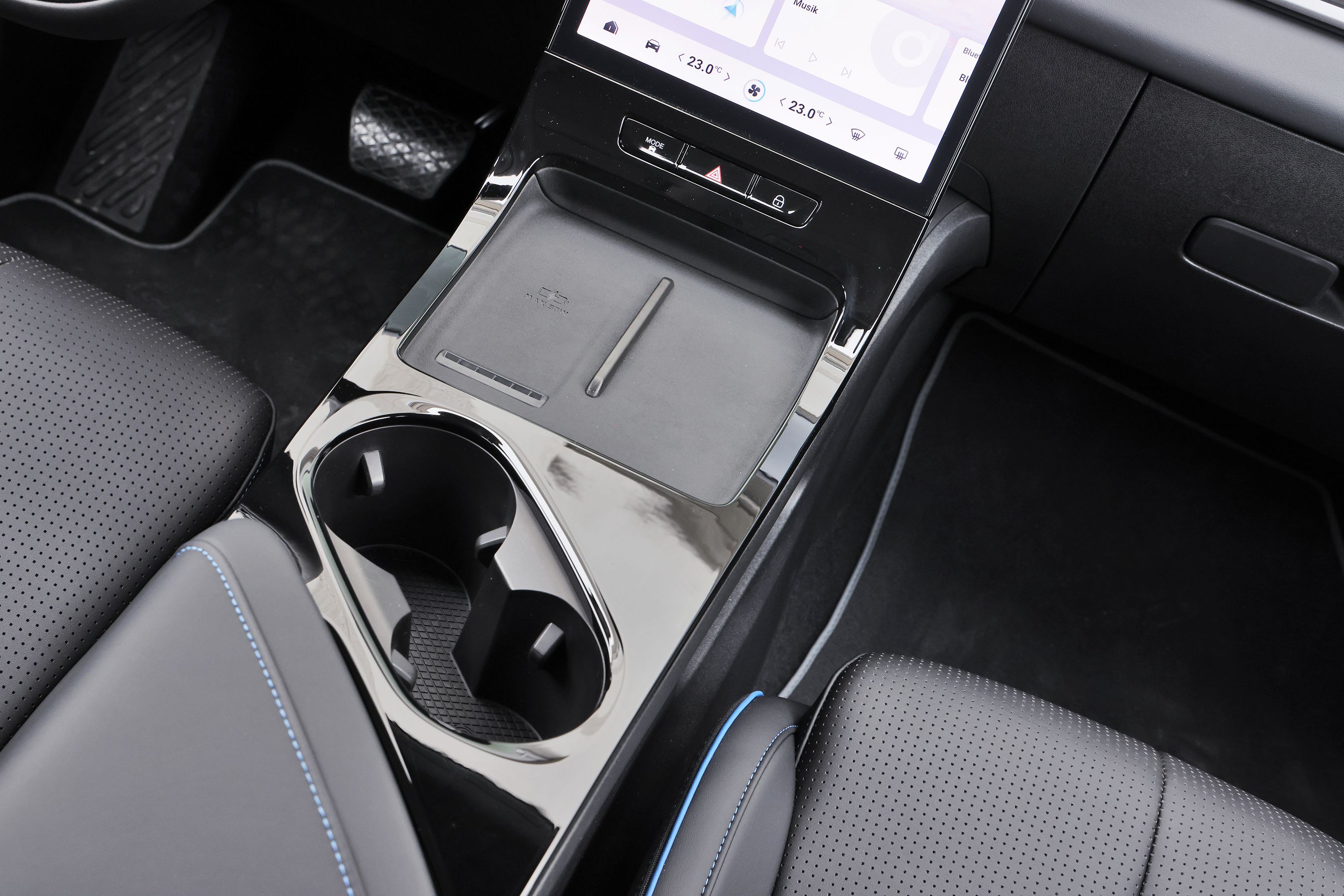 Mobiloplader og kopholdere i en Jaecoo J5