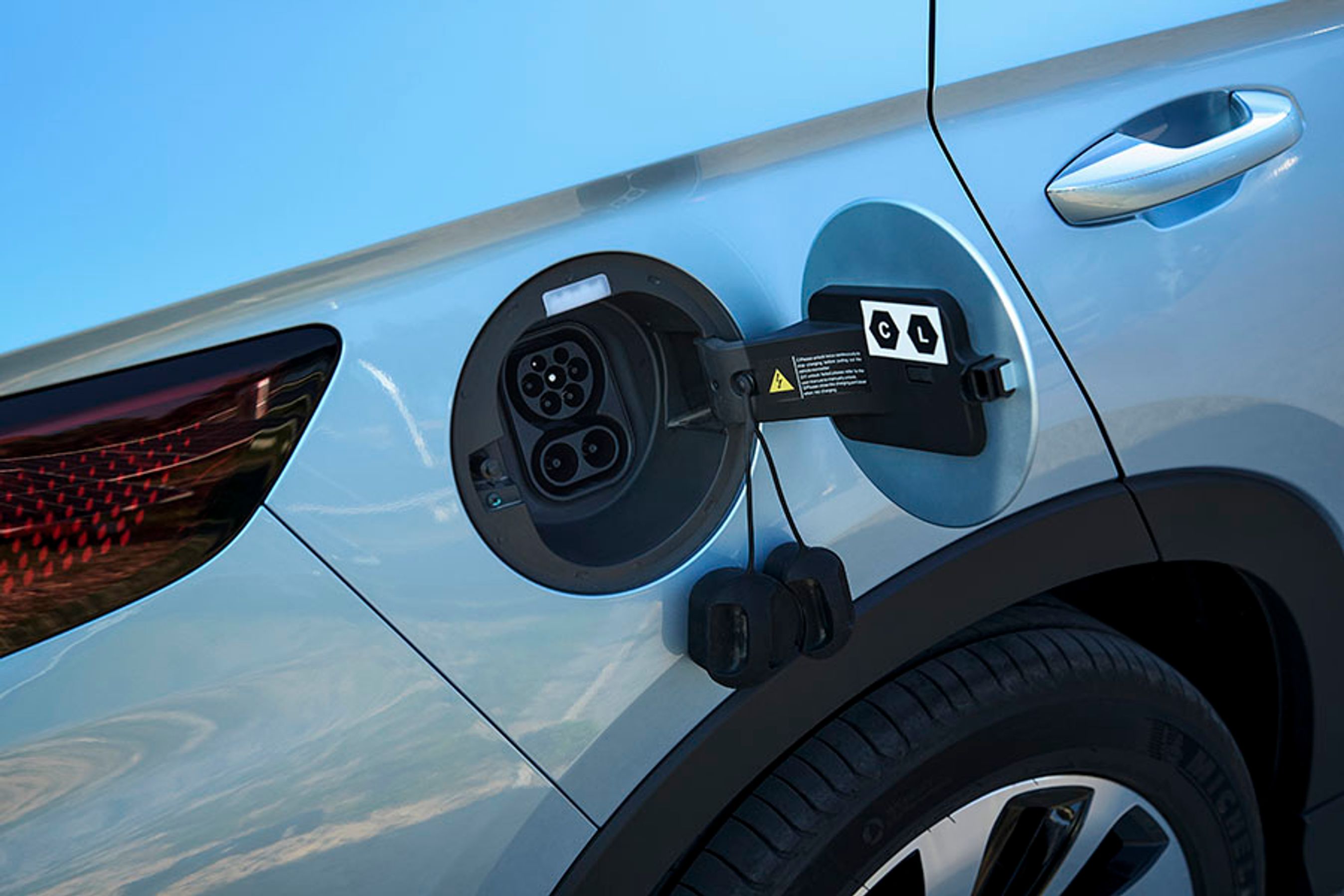 Ladeporten er placeret bag et rundt dæksel ved højre baghjul. Hjemme kan bilen lades med tre faser og 11 kW, og på farten kan bilen DC-lades med op til 140 kW. Man kan trække 230-volt ud af stikket, når bilen holder stille.