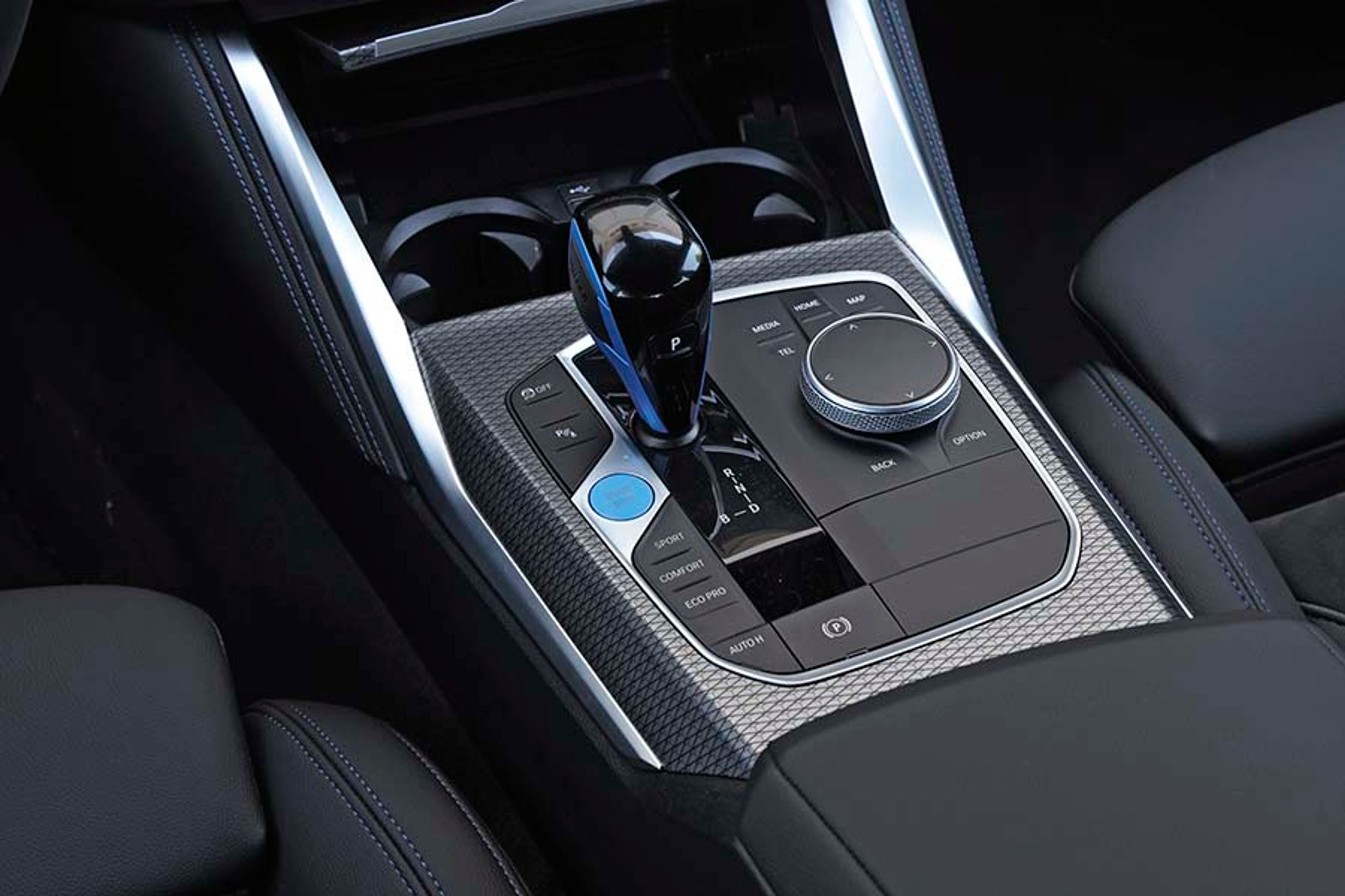 4-serien har fortsat den "gamle" gearvælger fra BMW, hvor deres nyere modeller har en mindre vippekontakt. Men den ligger godt i hånden og er nem at finde. Bemærk den blå knap, der bruges til at starte og slutte alle køreture.