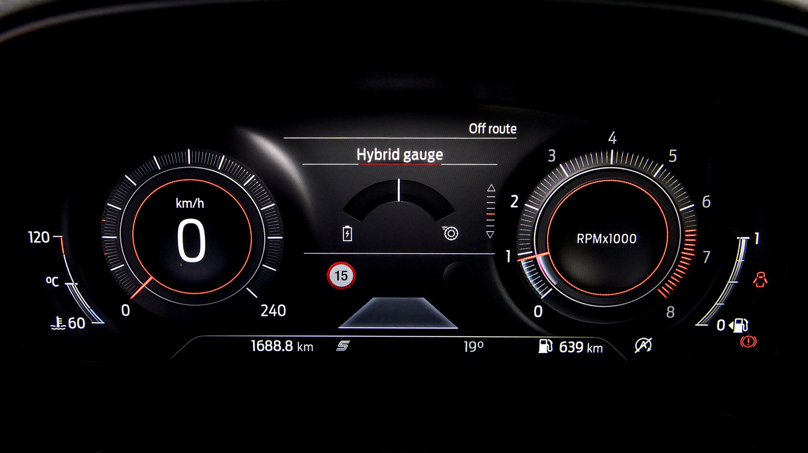 Instrumenthuset er nu blevet til en stor skærm, der kan indstilles i fire grundtilstande, men som også kan tilpasses helt individuelt.