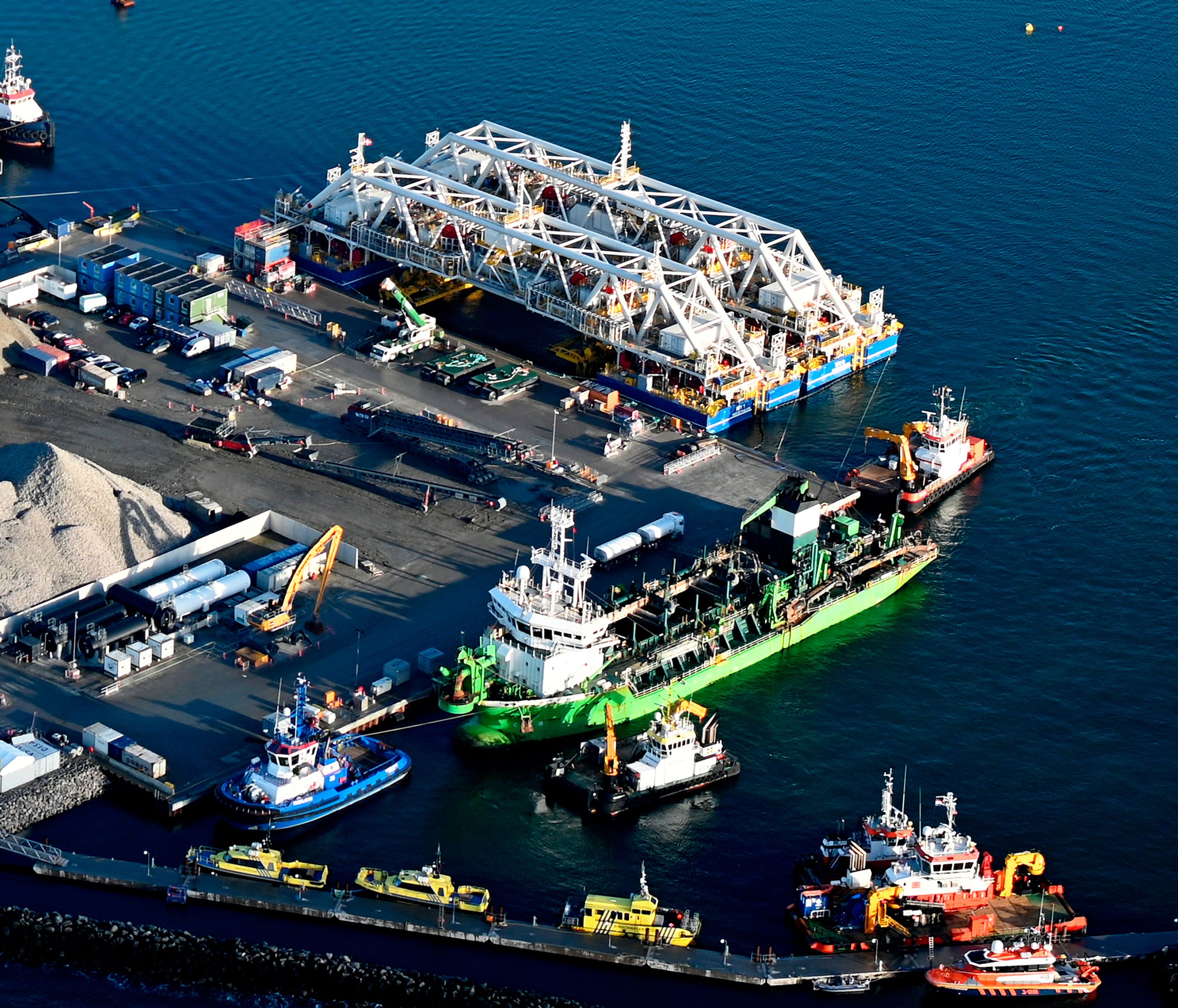 Luftfoto af arbejdshavnen i Rødbyhavn med det særligt Ivt-fartøj.