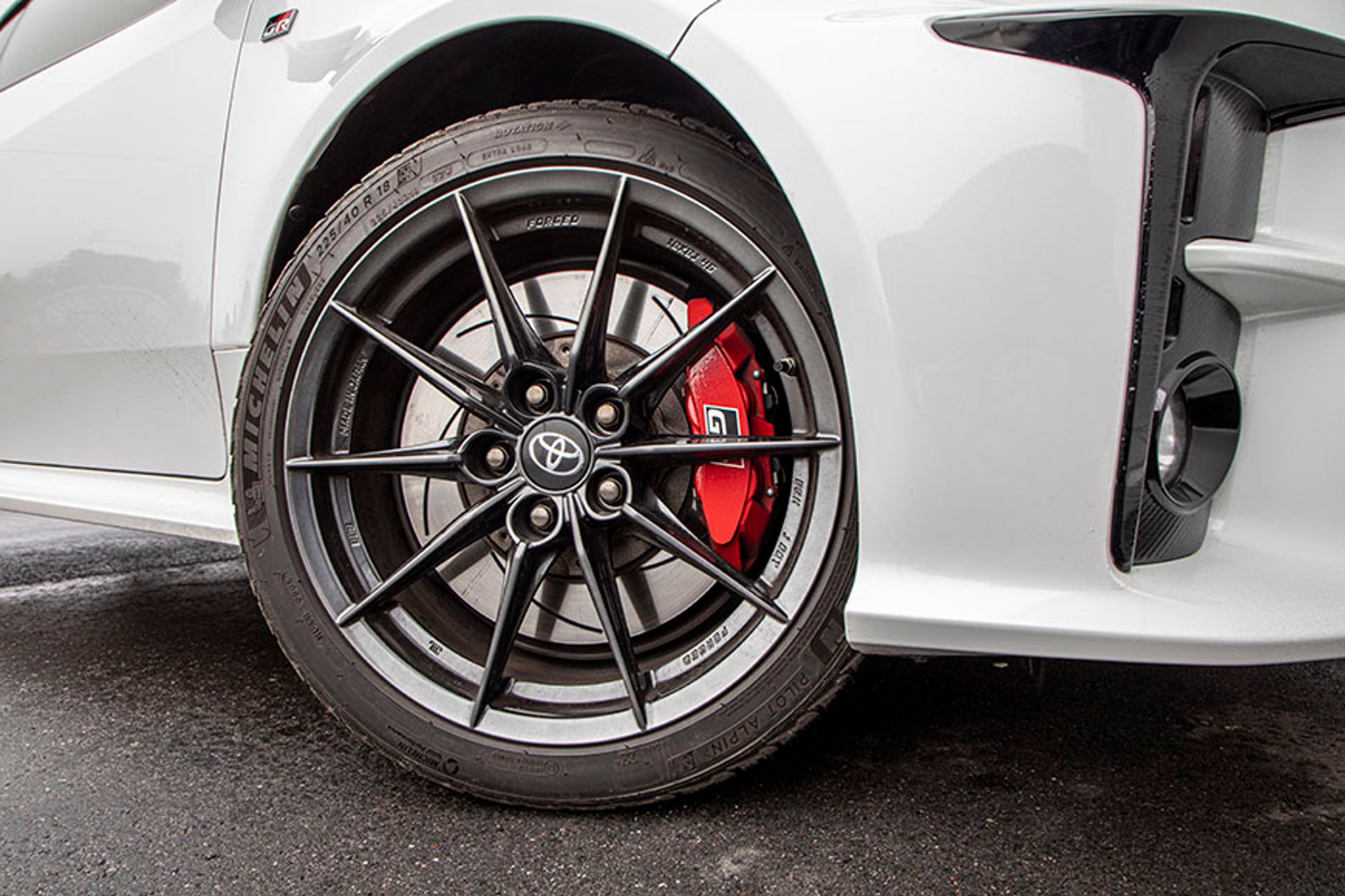 GR Yaris fås med en circuit-pakke til 76.000 kr. Så får bilen opgraderede bremser med røde kalibre og særlige letvægtsfælge. Der følger også opgraderet affjedring, styretøj samt Torsen-differentialer for- og bag. Must have for entusiaster.