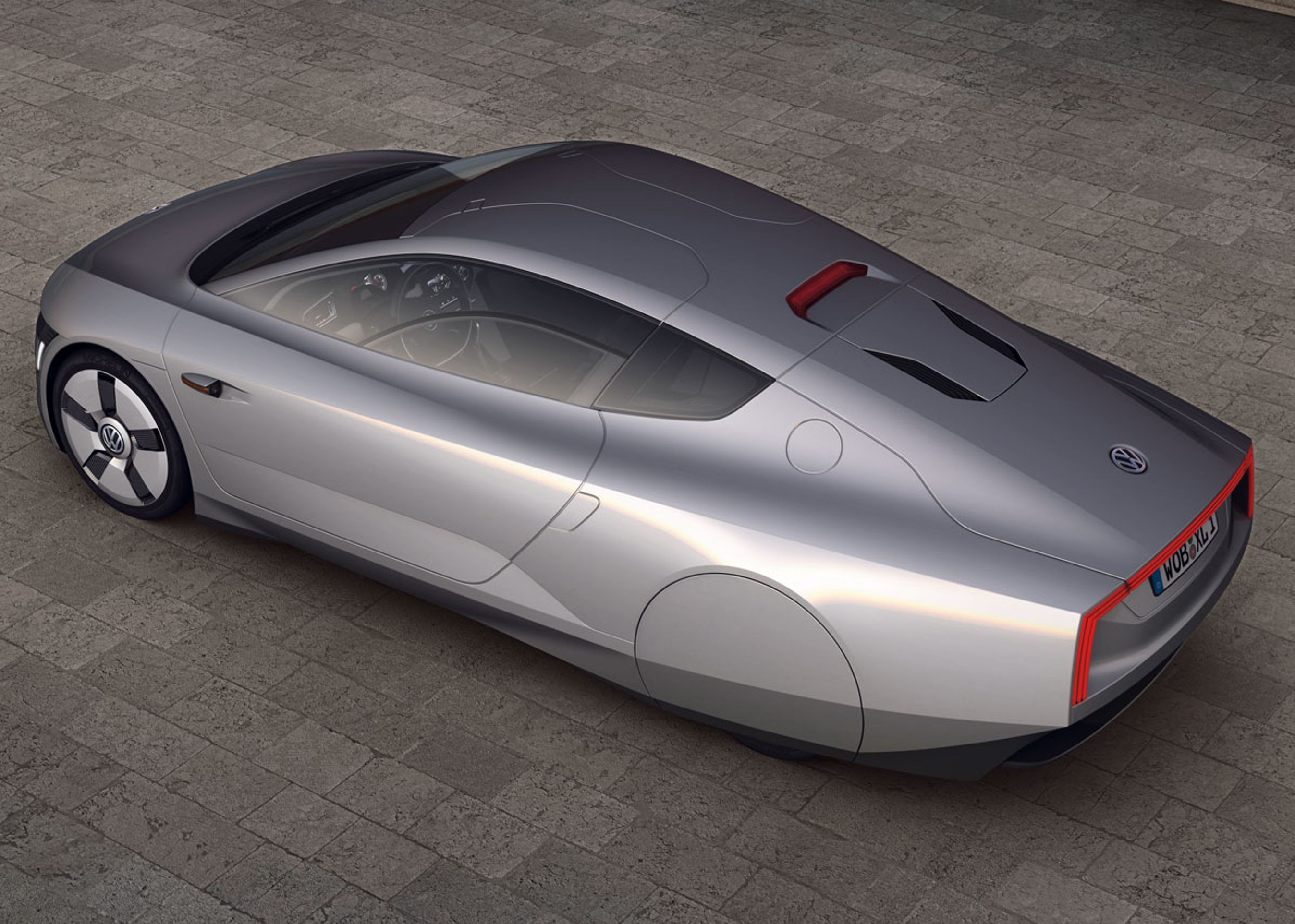 VW XL1 er bredere end sine to forgængere, så to personer kan sidde ved siden af hinanden.