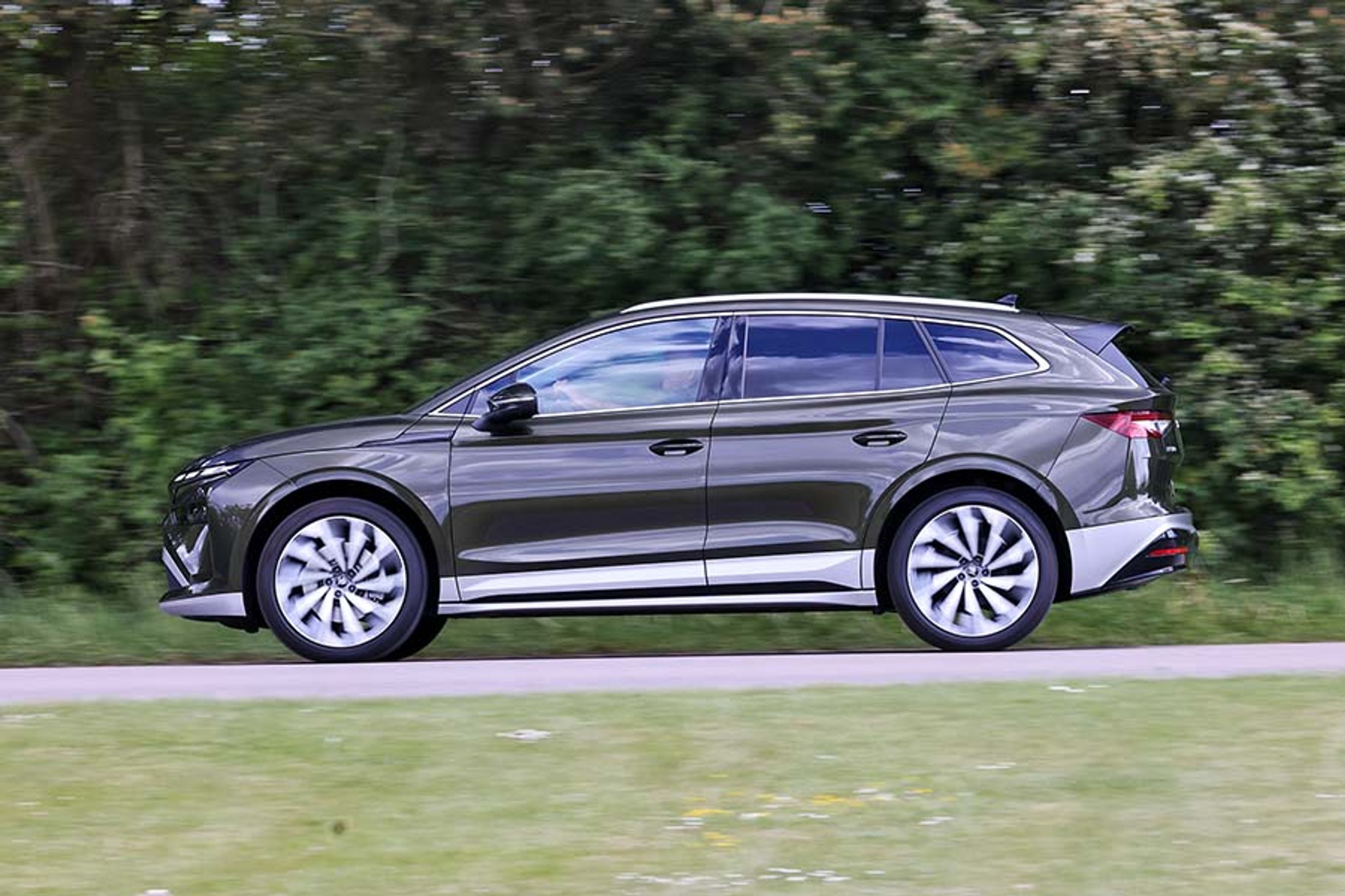 Skoda Enyaq er en stor bil – den måler næsten 4,7 meter i længden og har en akselafstand på 2,77 meter. Enyaq er dermed 17 cm længere end den mindre Skoda Elroq, som dog har samme akselafstand.