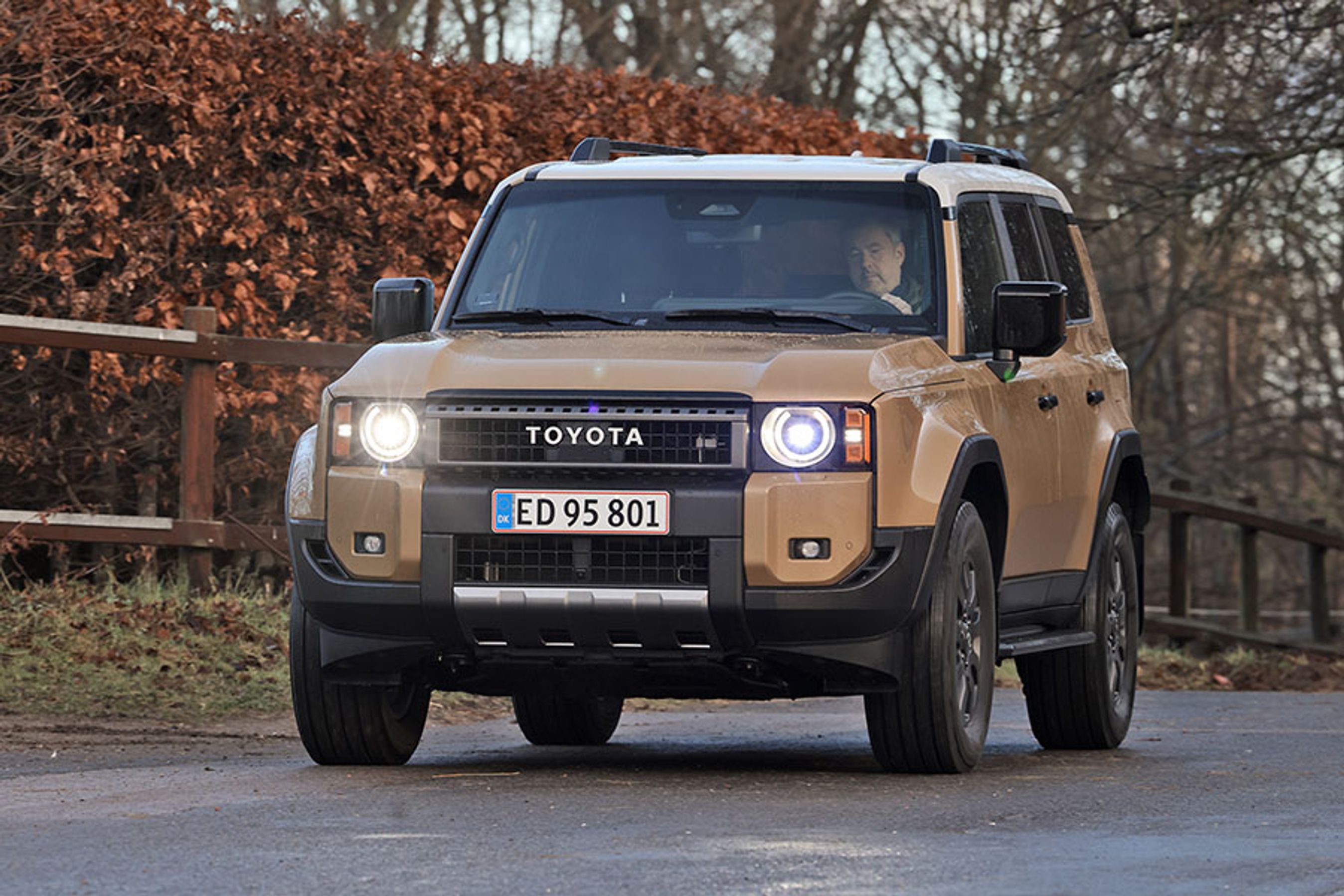 Toyota Land Cruiser er kommet i en ny generation, hvor designet sender hilsner til fortiden. Det gælder ikke mindst denne lanceringsudgave, der har runde forlygter modsat de øvrige udgaver, der har rektangulære forlygter.