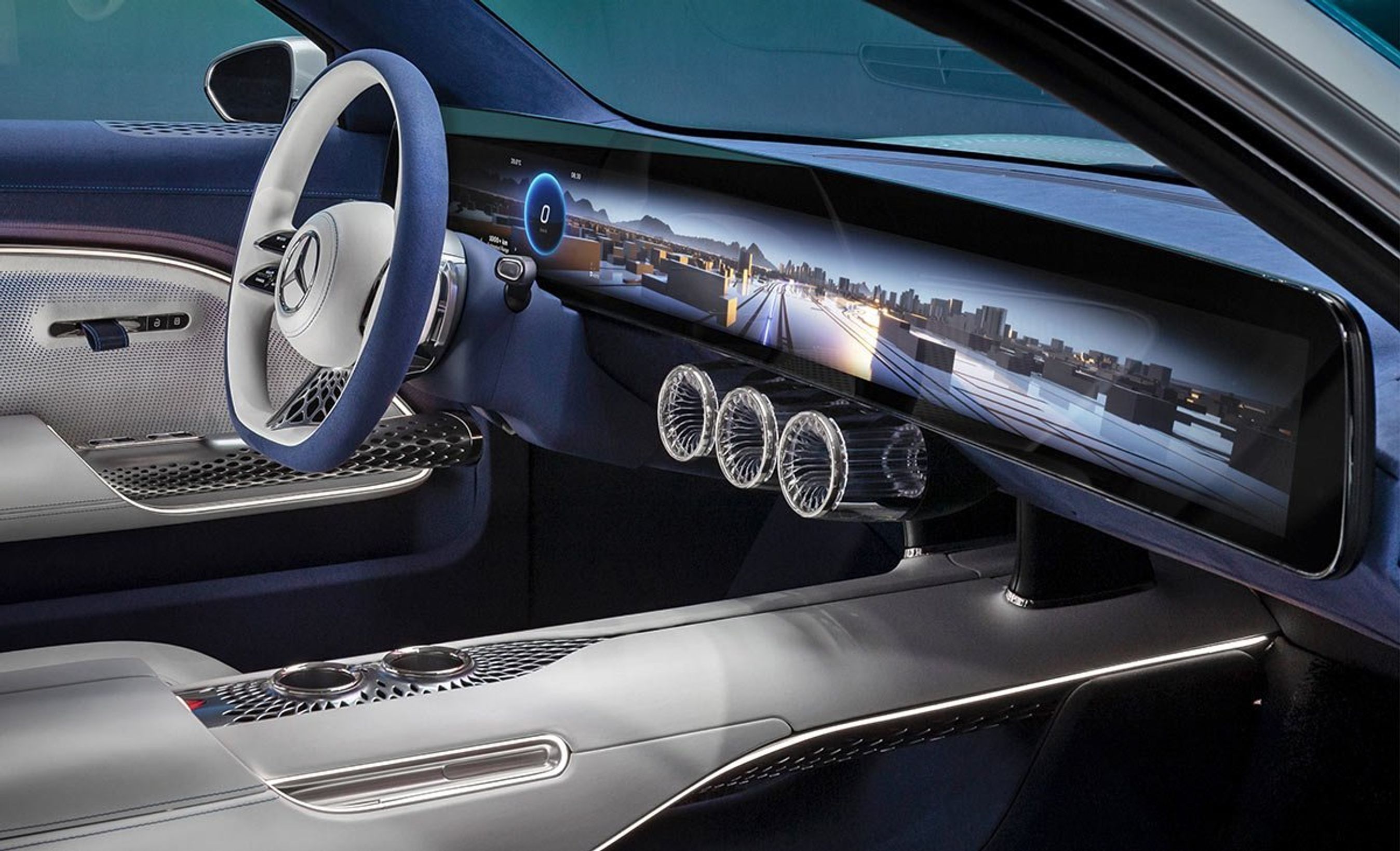 I kabinen har Mercedes-Benz for første gang skabt en skærm, der i ét stykke går fra dør til dør. 47,5 tommer måler den.