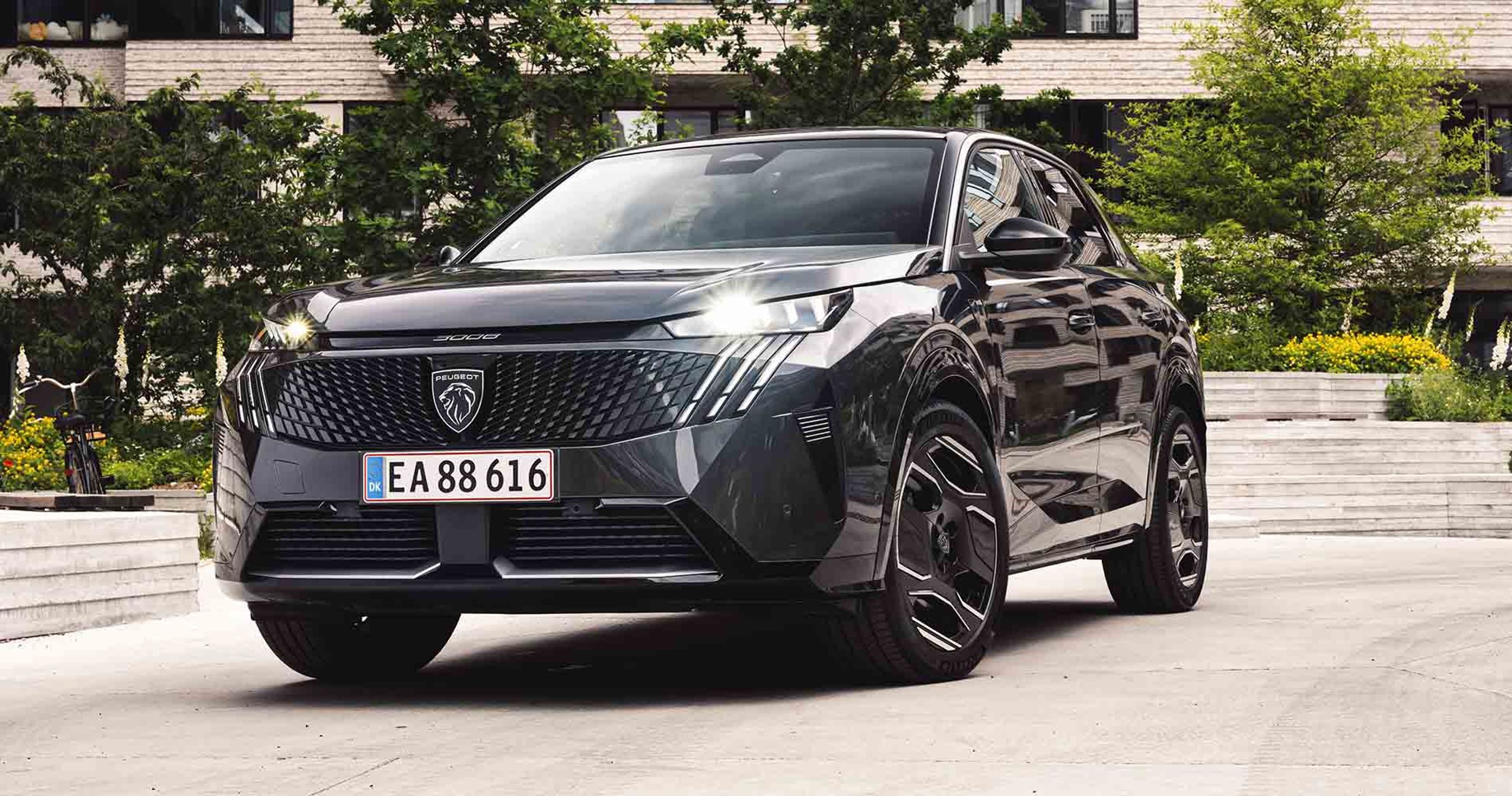 Peugeot E-3008 set forfra i bymiljø