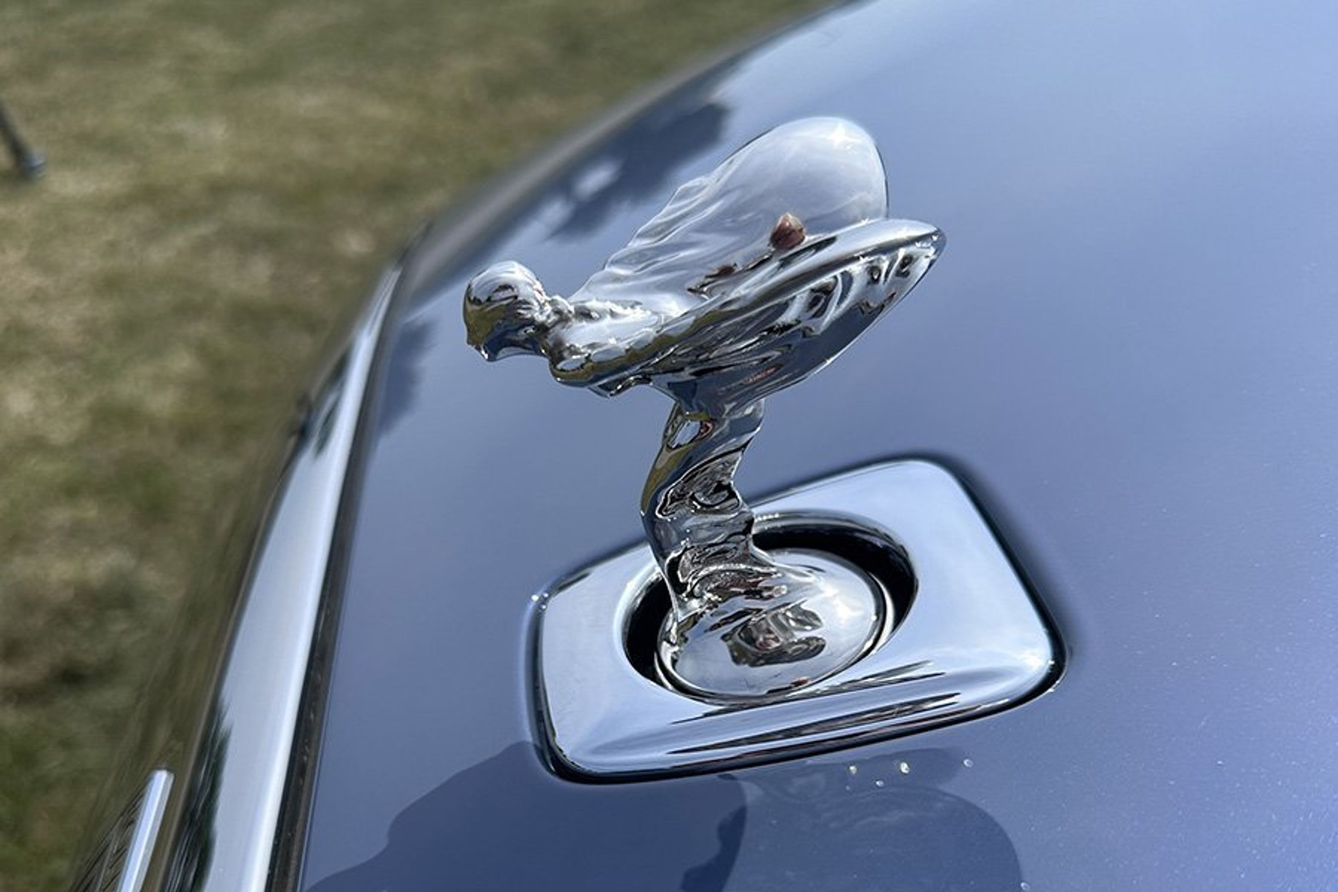 Kølerfigur på en Rolls-Royce Spectre