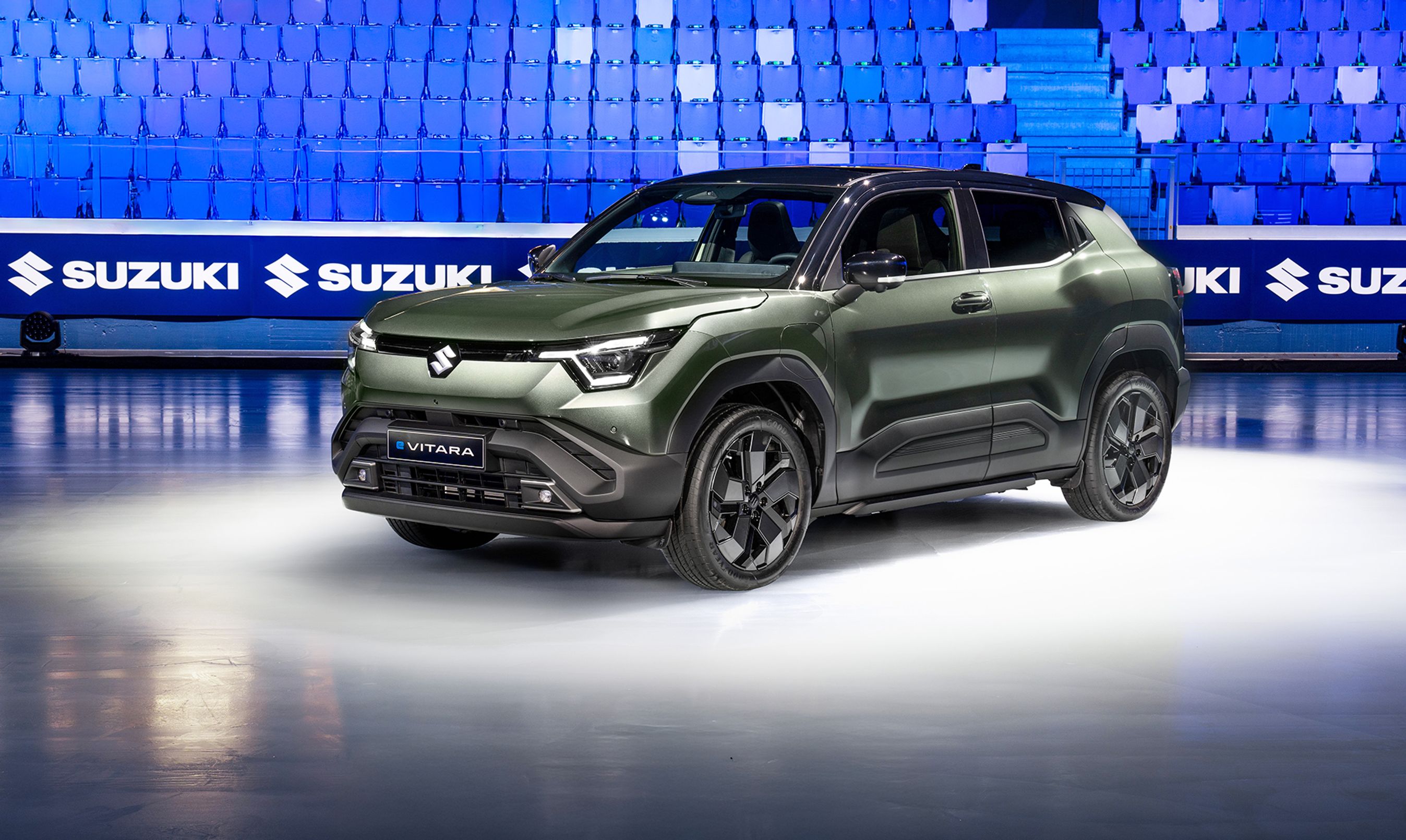 Suzuki e-Vitara forfra på isstadium.