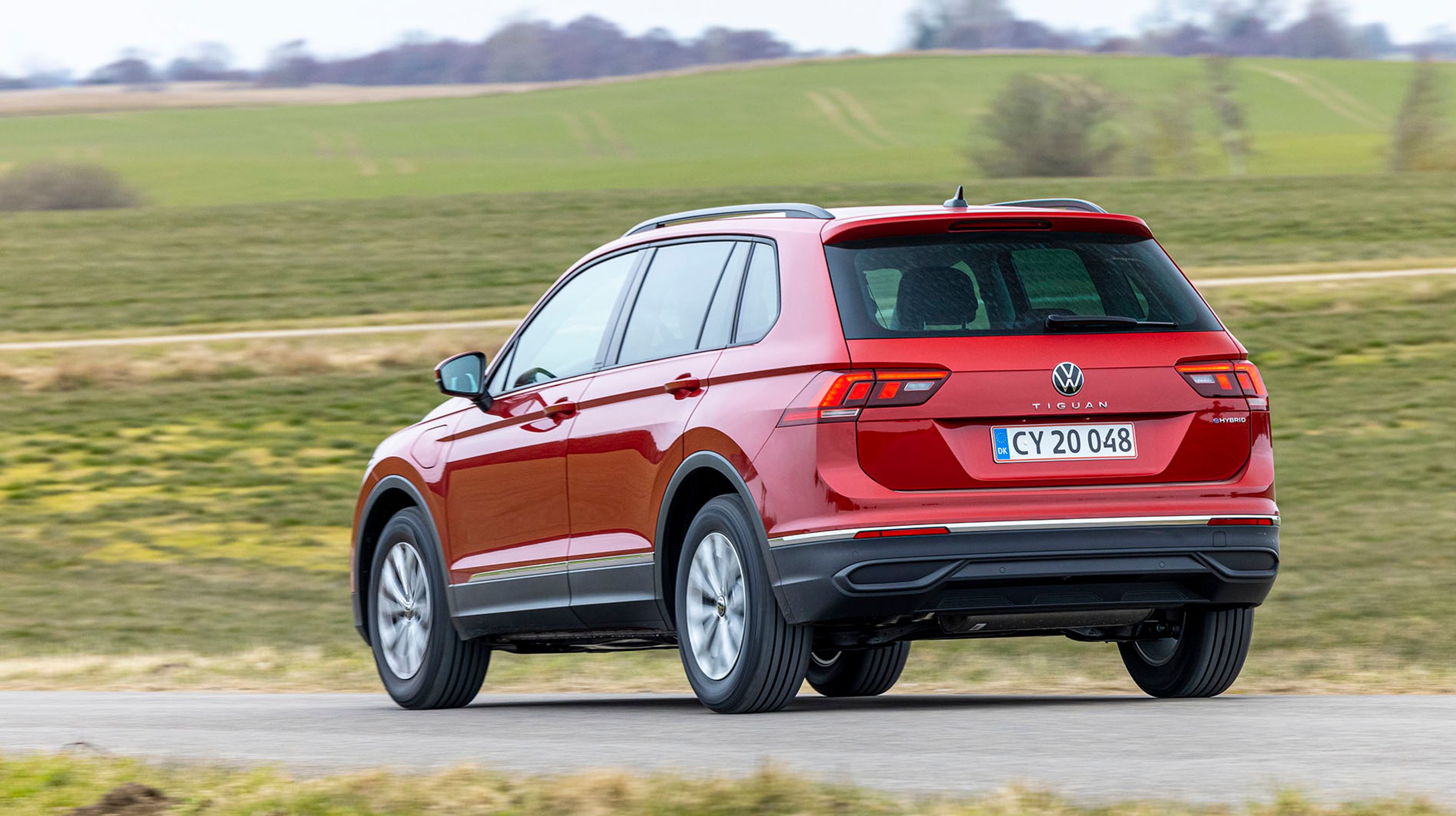 VW Tiguan er netop kommet som plugin-hybrid. Det er en lækker bil med en kraftig el-teknik, der tillader kørsel med op til 245 hk.