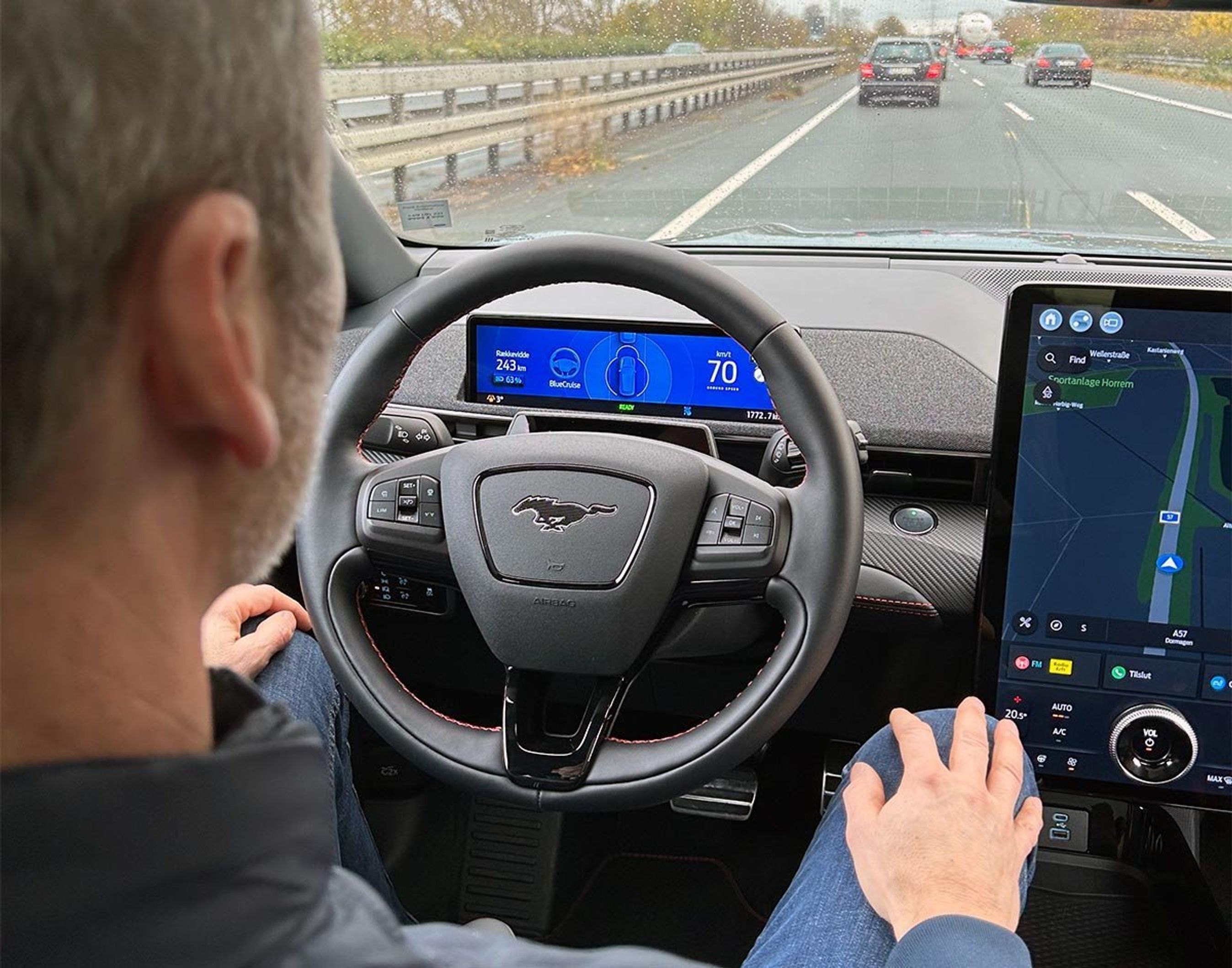 Person bag rattet med hænderne på lårene.