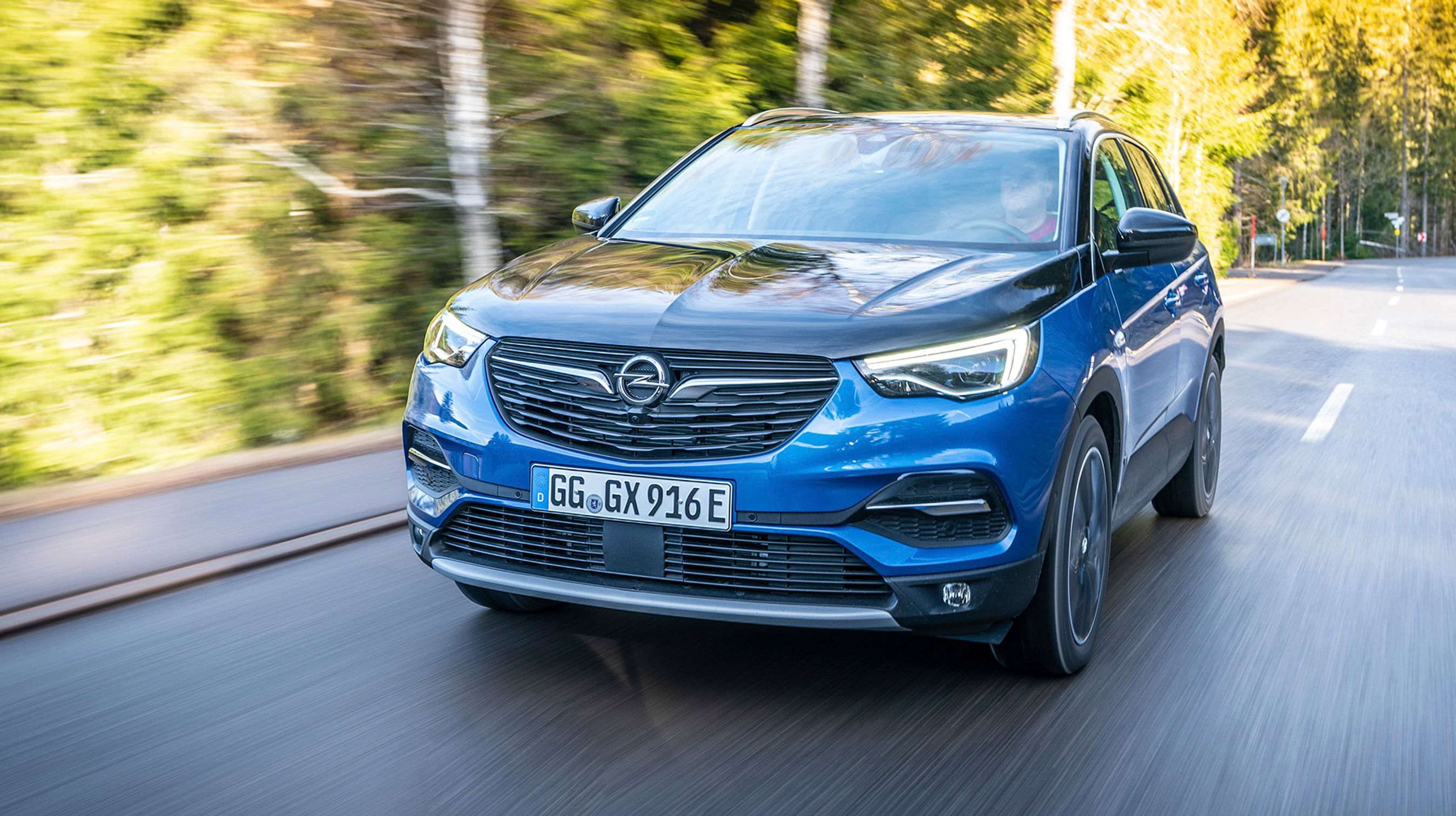 Den firehjulstrukne Hybrid4 kendes nemt på den sorte motorhjelm. Den er standard, men kan dog fravælges. Begge hybridversioner har sort tag.