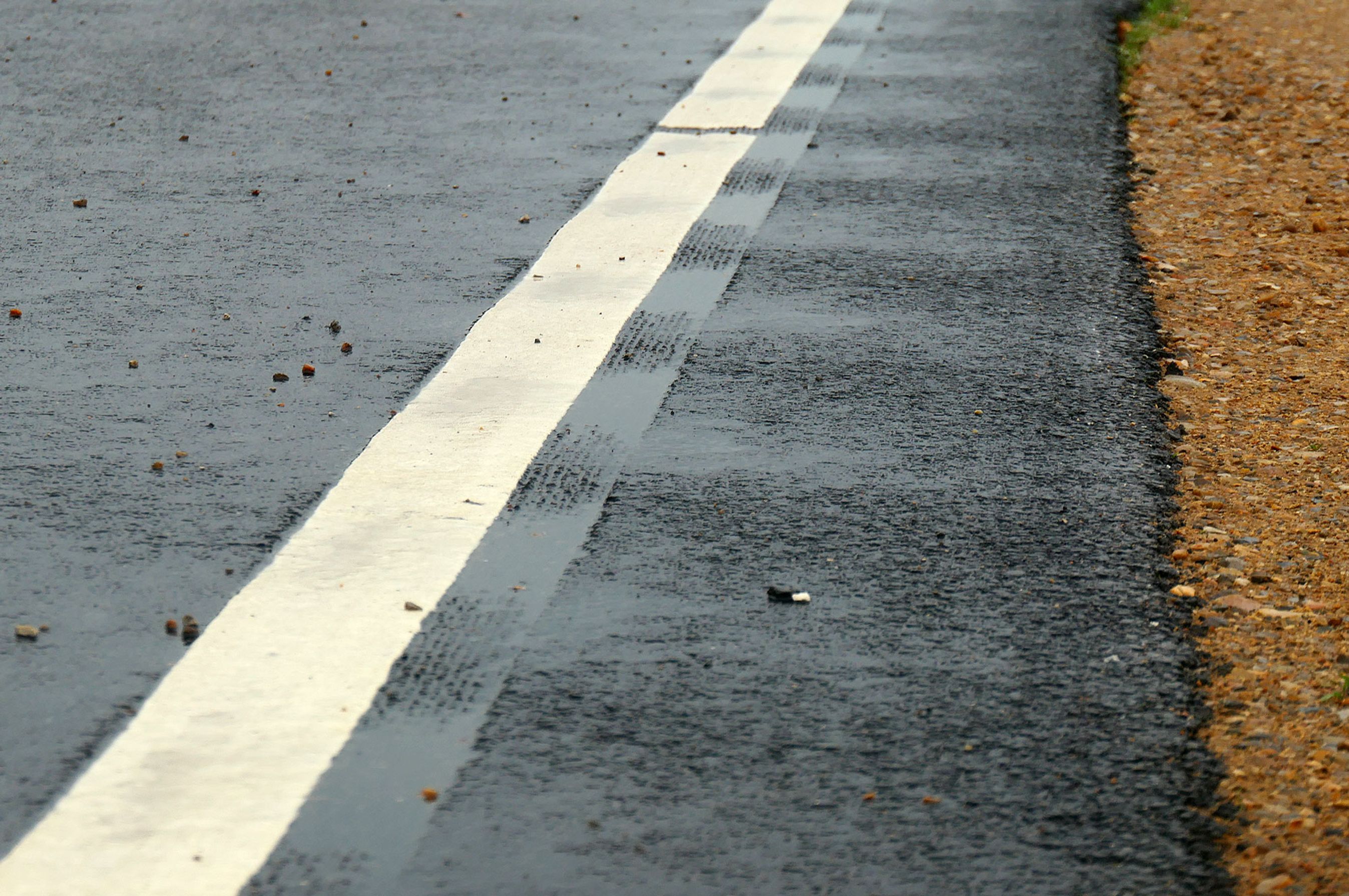 Motortrafikvejen har fået en ny slags rumlerille. I stedet for en ’stiplet’ stribe, er der lavet fordybninger i et sinus-mønster i selve asfalten. Det giver mindre støj til omgivelserne, men kraftigere vibrationer inde i bilen.