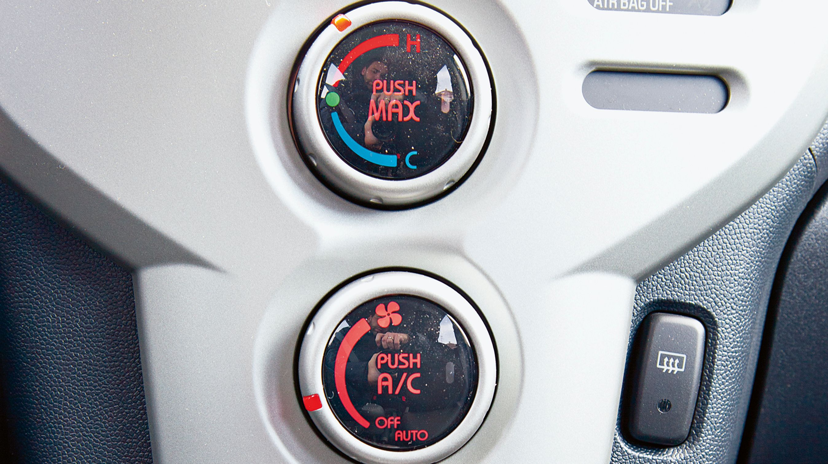 Aircondition og automatisk varmeanlæg er standard.