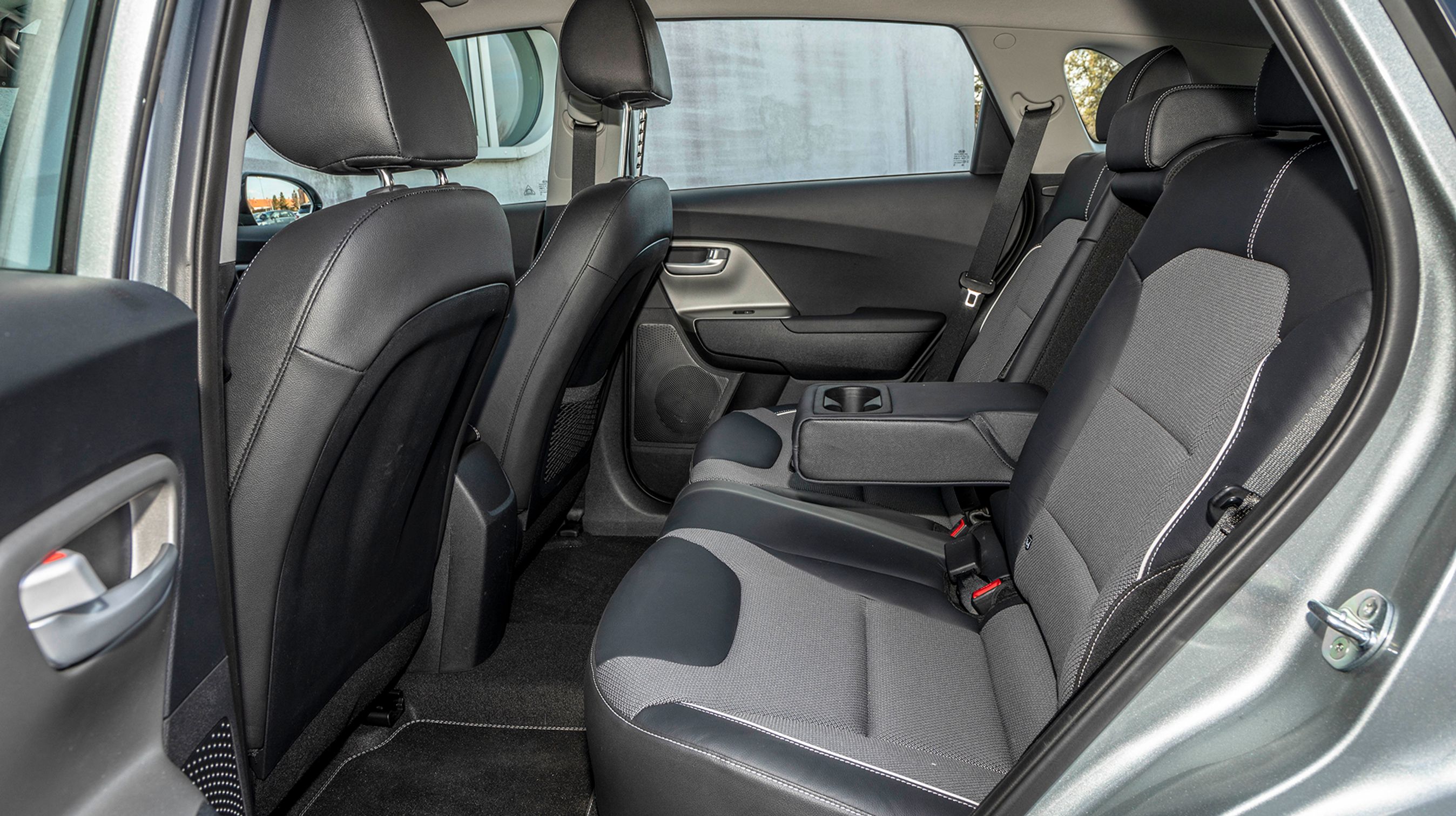 Der er rigtig fin plads ved bagsædet, og et næsten fladt gulv gør det let at komme ind og ud af bilen i begge sider.