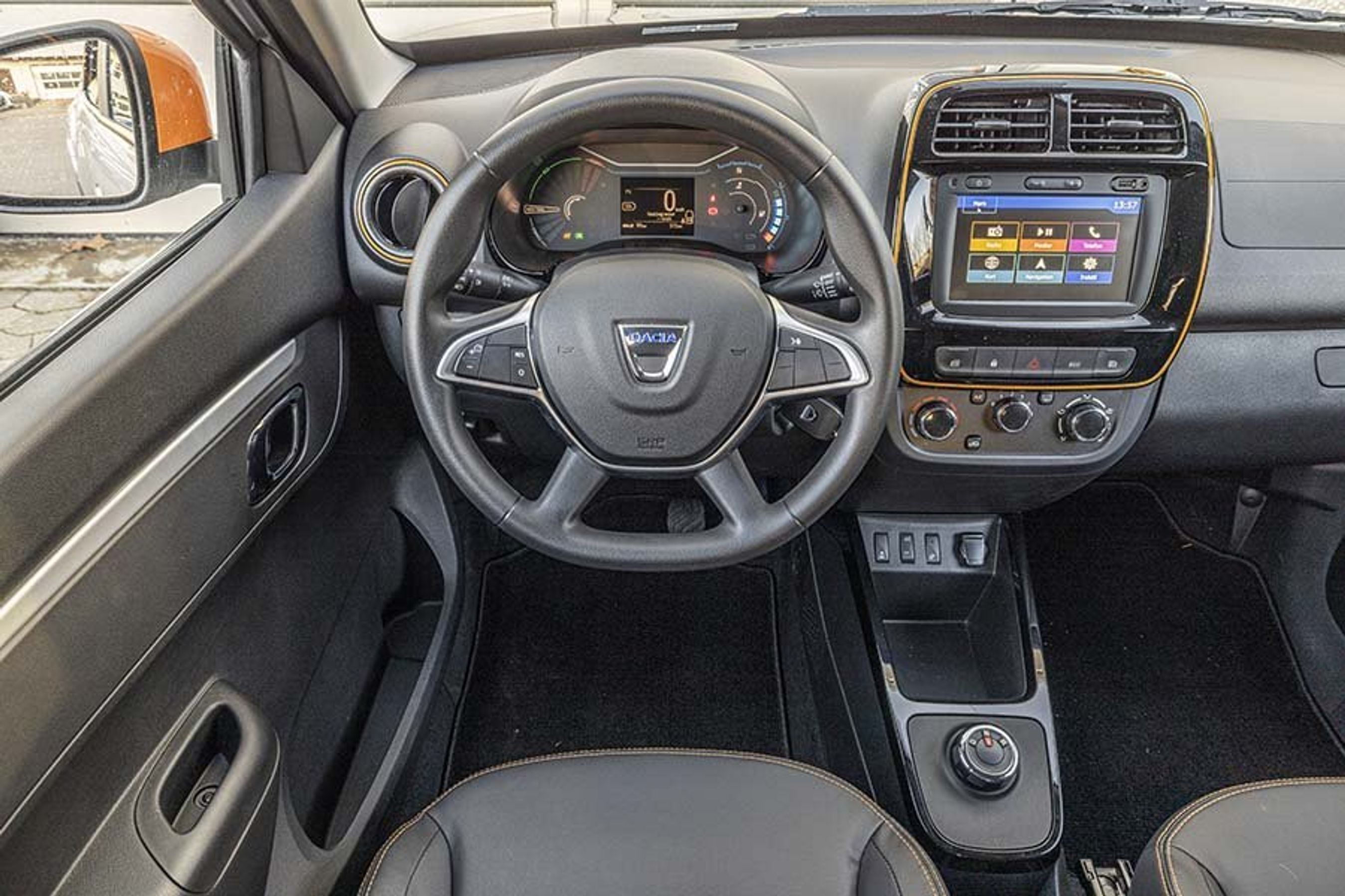 Førerpladsen er simpel, men der er digitalt instrumenthus og en fartbegrænser.