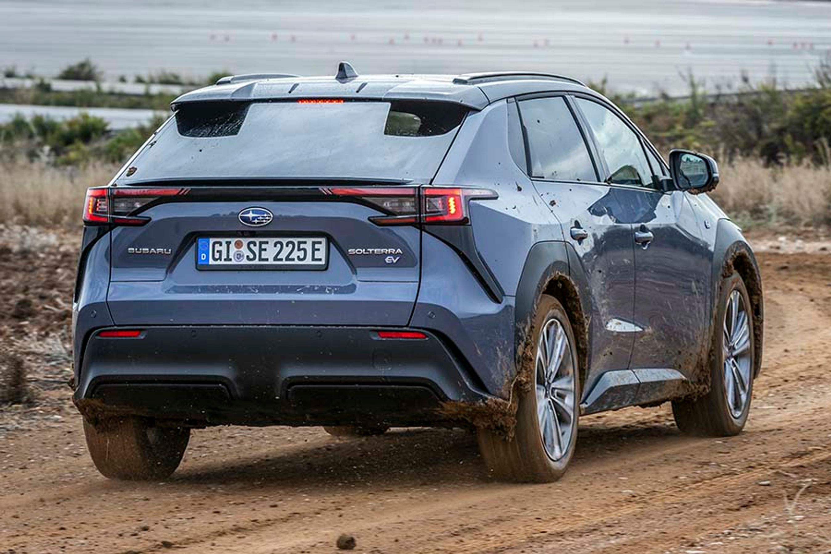 Subaru Solterra er udstyret med en dobbelt spoiler over bagruden. Den giver bilen karakter, men det sikrer også, at alle kan se den højt monterede stoplygte.