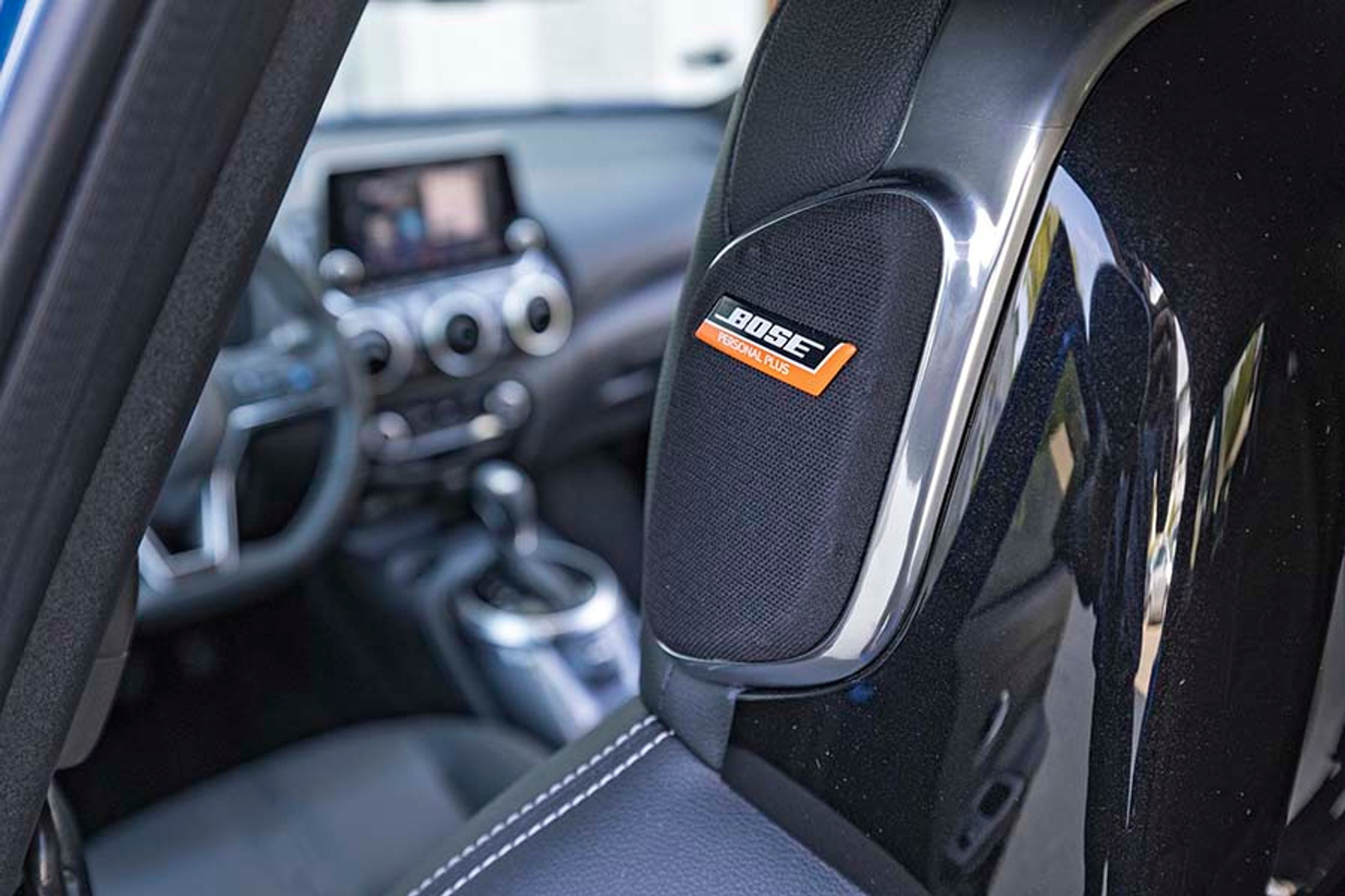 Der er indbygget højttaler i hovedstøtten i førersædet, så føreren kan få en fin musikoplevelse undervejs.