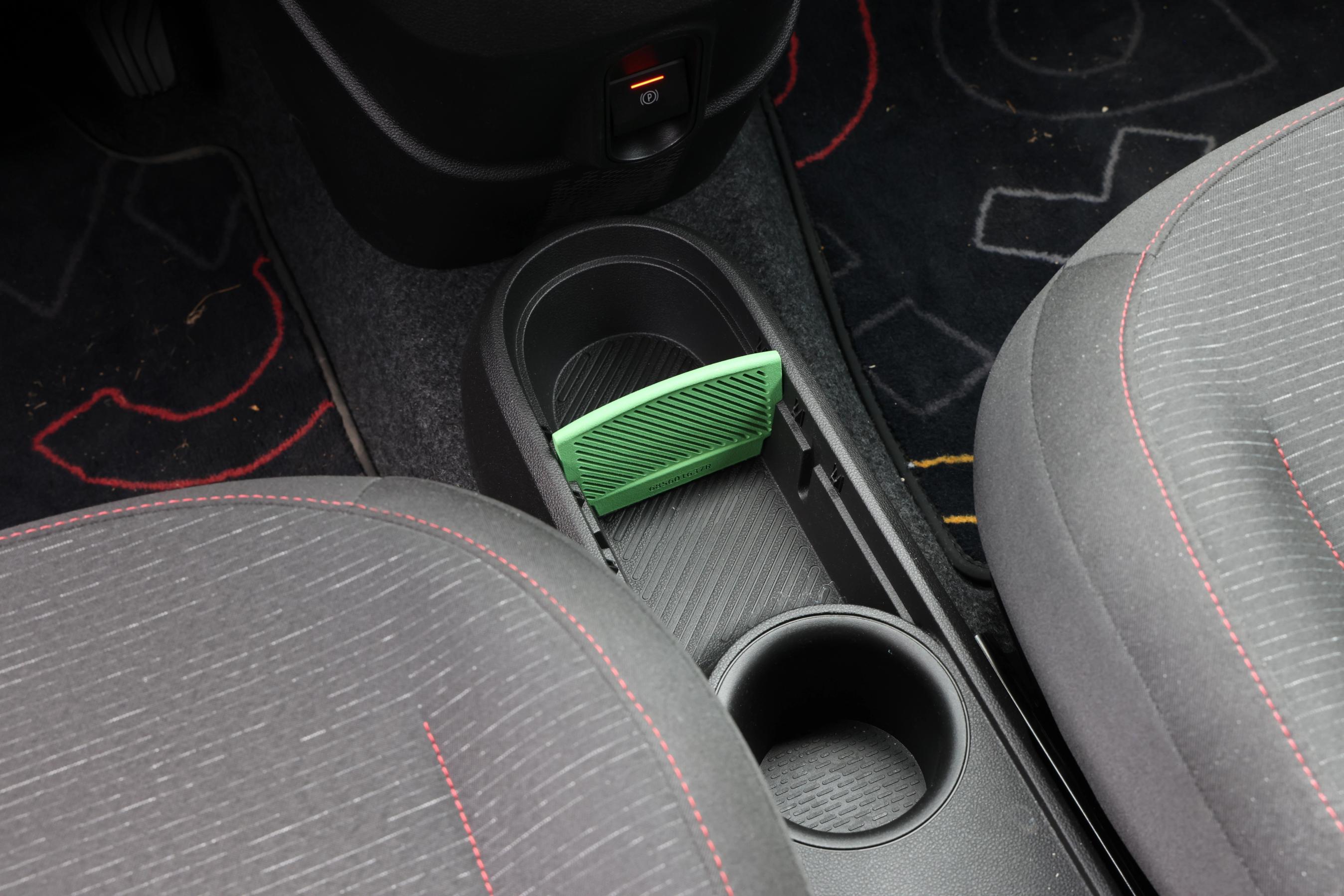 Opbevaringsrum mellem forsæderne i en Renault Twingo