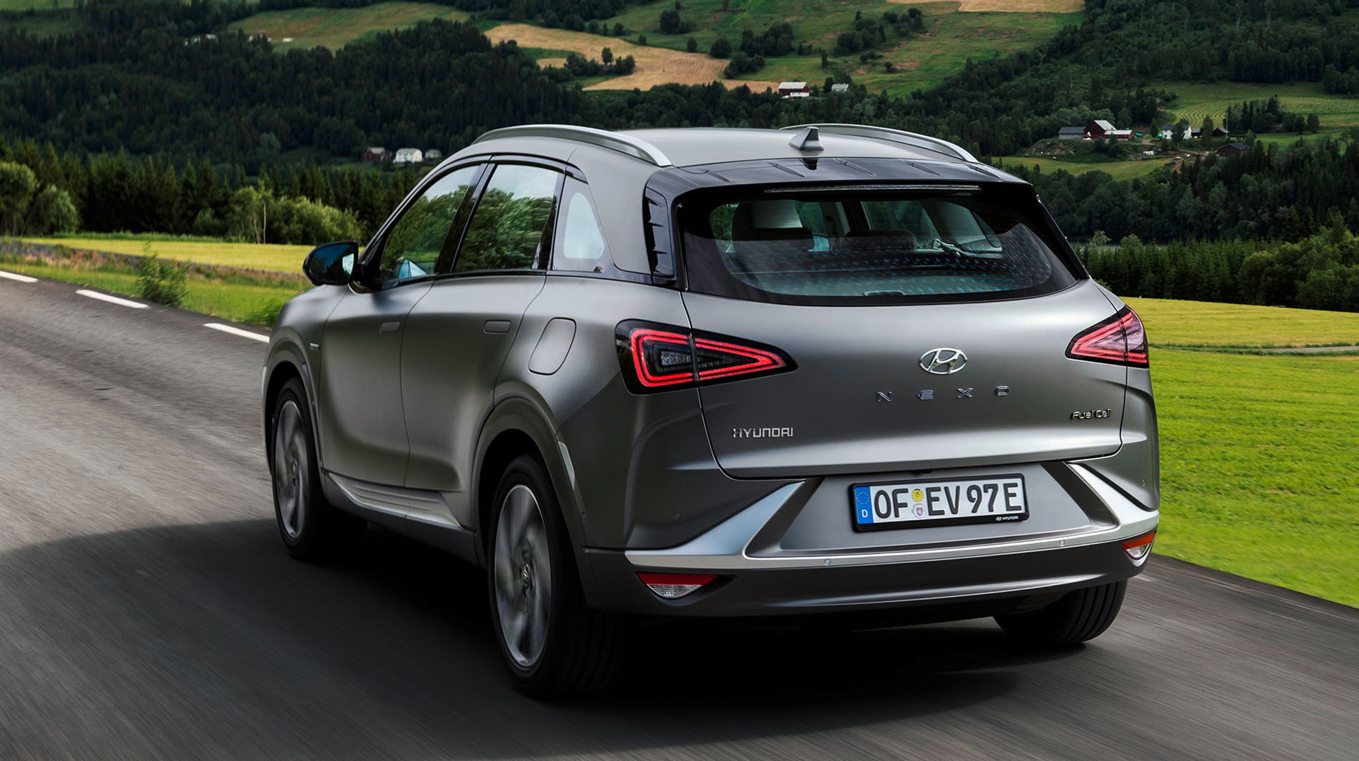 Den store Nexo rummer fem personer og en god mængde bagage. De tre brinttanke er placeret under bagsædet og under gulvet i bagagerummet.