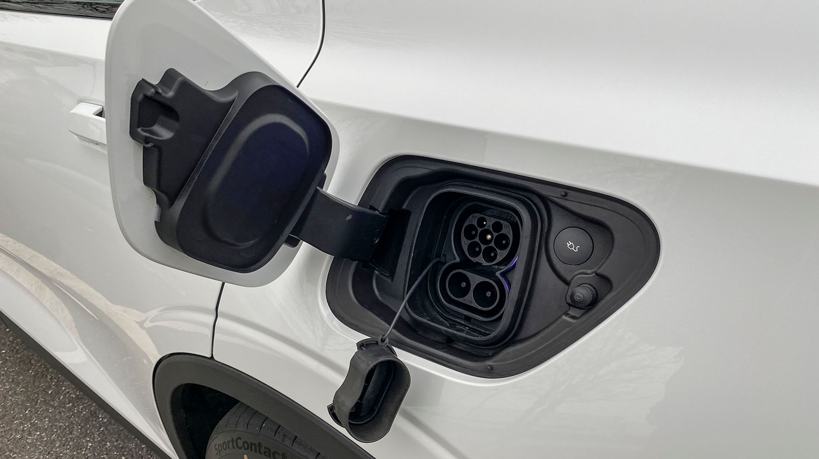 Ved venstre baghjul sidder ladestikkene. Hjemme kan bilen lades op med 11 kW fra en trefaset ladeboks, og på farten er det en DC-lader, der kan levere op til 150 kW.