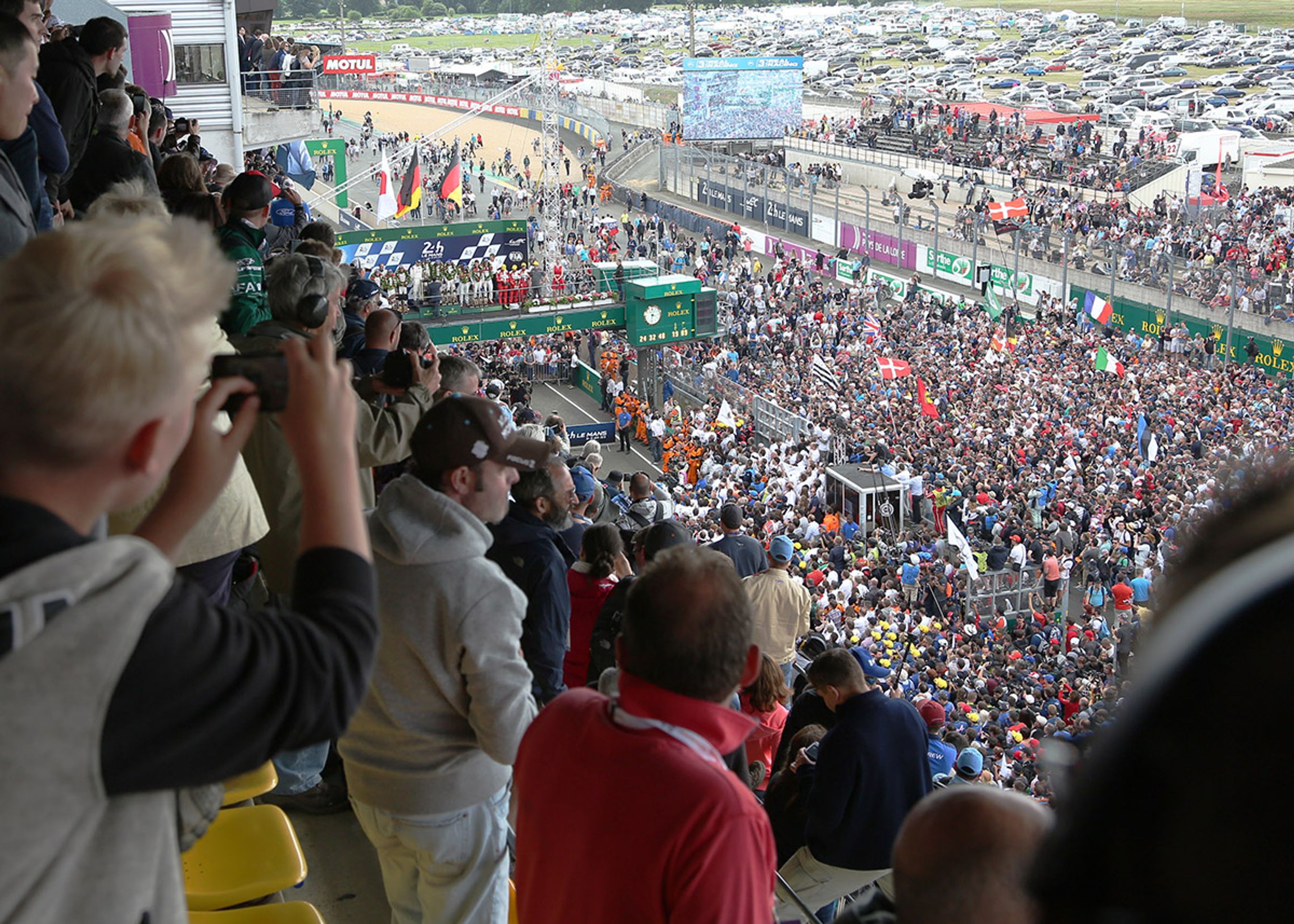 Som altid var Le Mans fyldt med mennesker, og sejrsceremonien trak som altid fulde huse - og stadig med danske flag selvom Tom Kristensen ikke var der til at vinde.