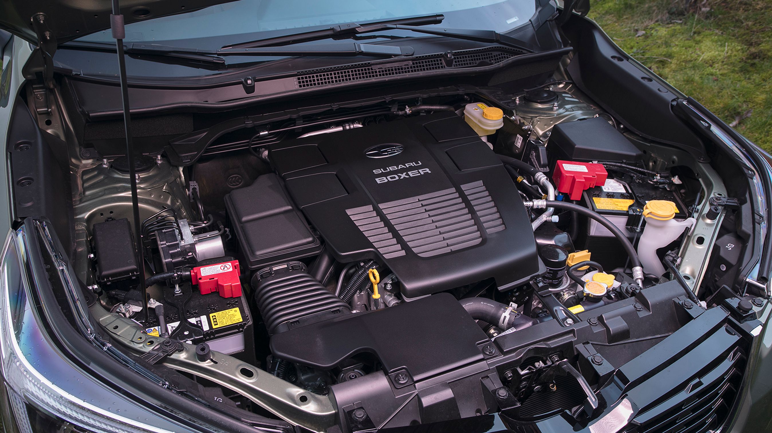 Motoren er en firecylindret boksermotor, der er placeret, så den langsliggende drivaksel munder ud i bilens centerlinje, så man får det, Subaru kalder en helt symmetrisk drivlinje.