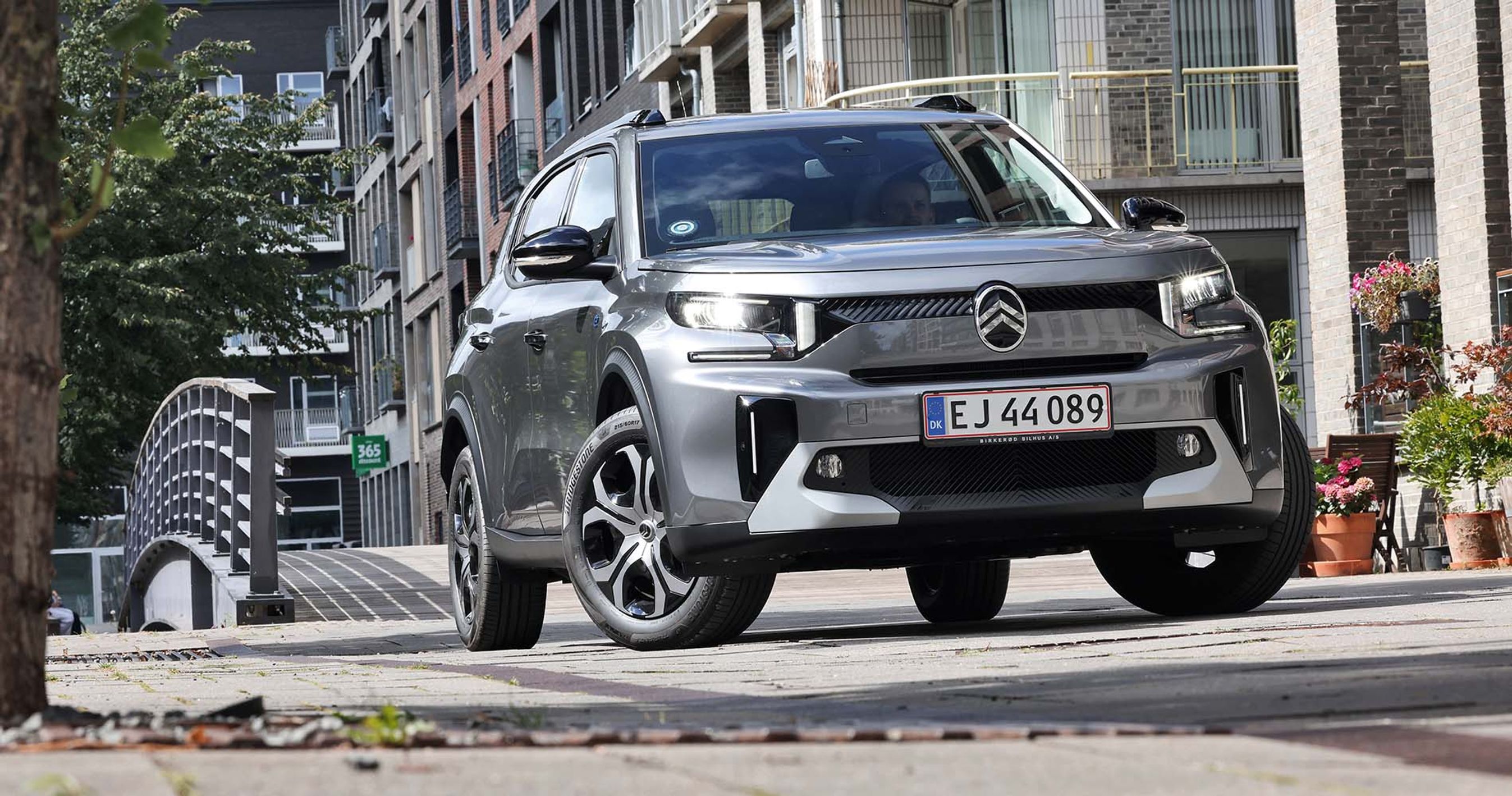 Citroën ë-C3 Aircross set forfra, mens den holder i byrum