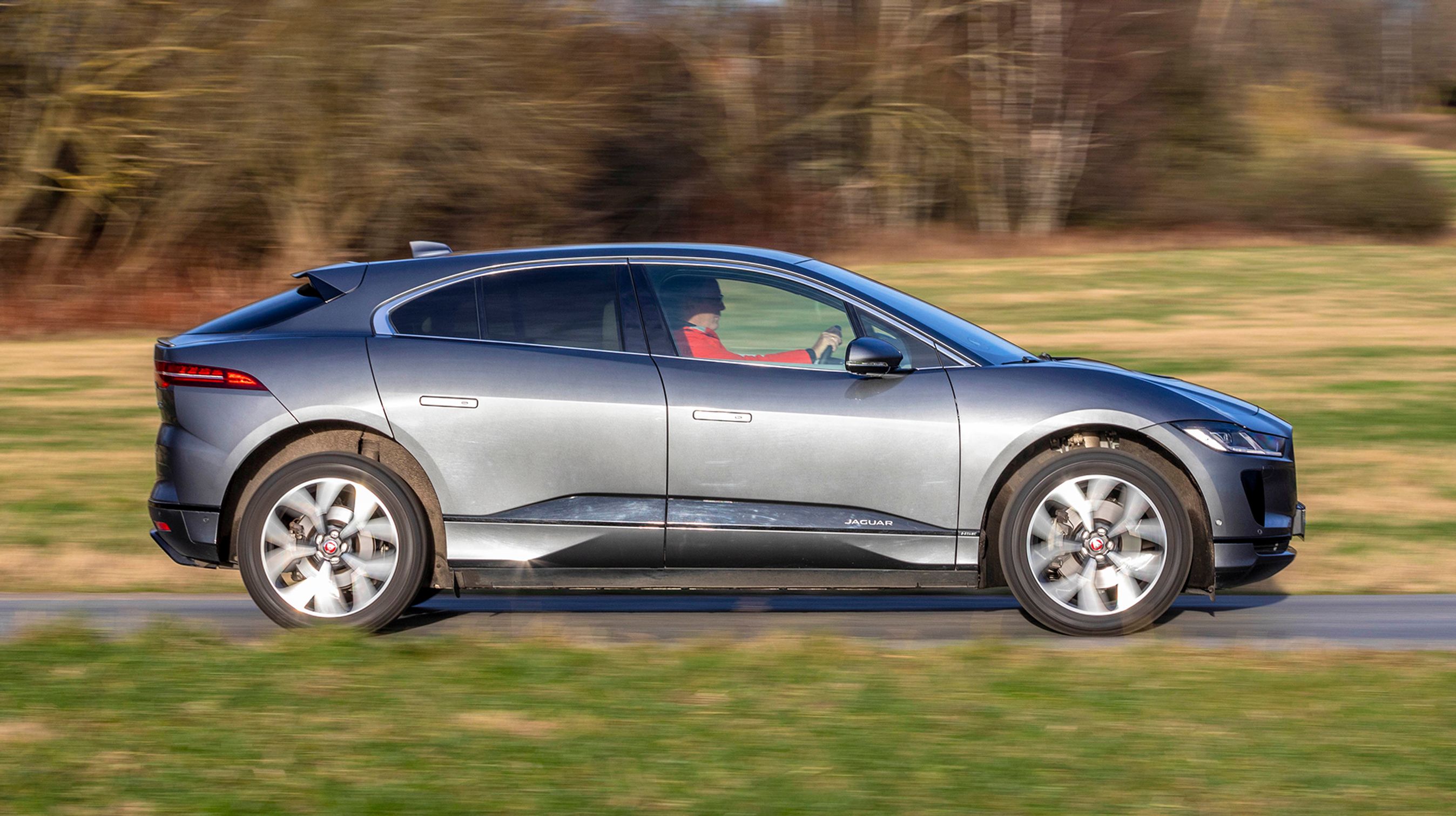 De tydelige markeringer langs undersiden af dørene skal indikere batteriets placering. Det tunge batteri giver en ligelig vægtfordeling mellem for- og baghjulene, og i forhold til den store SUV (F-PACE) er tyngdepunktet sænket 13 cm.