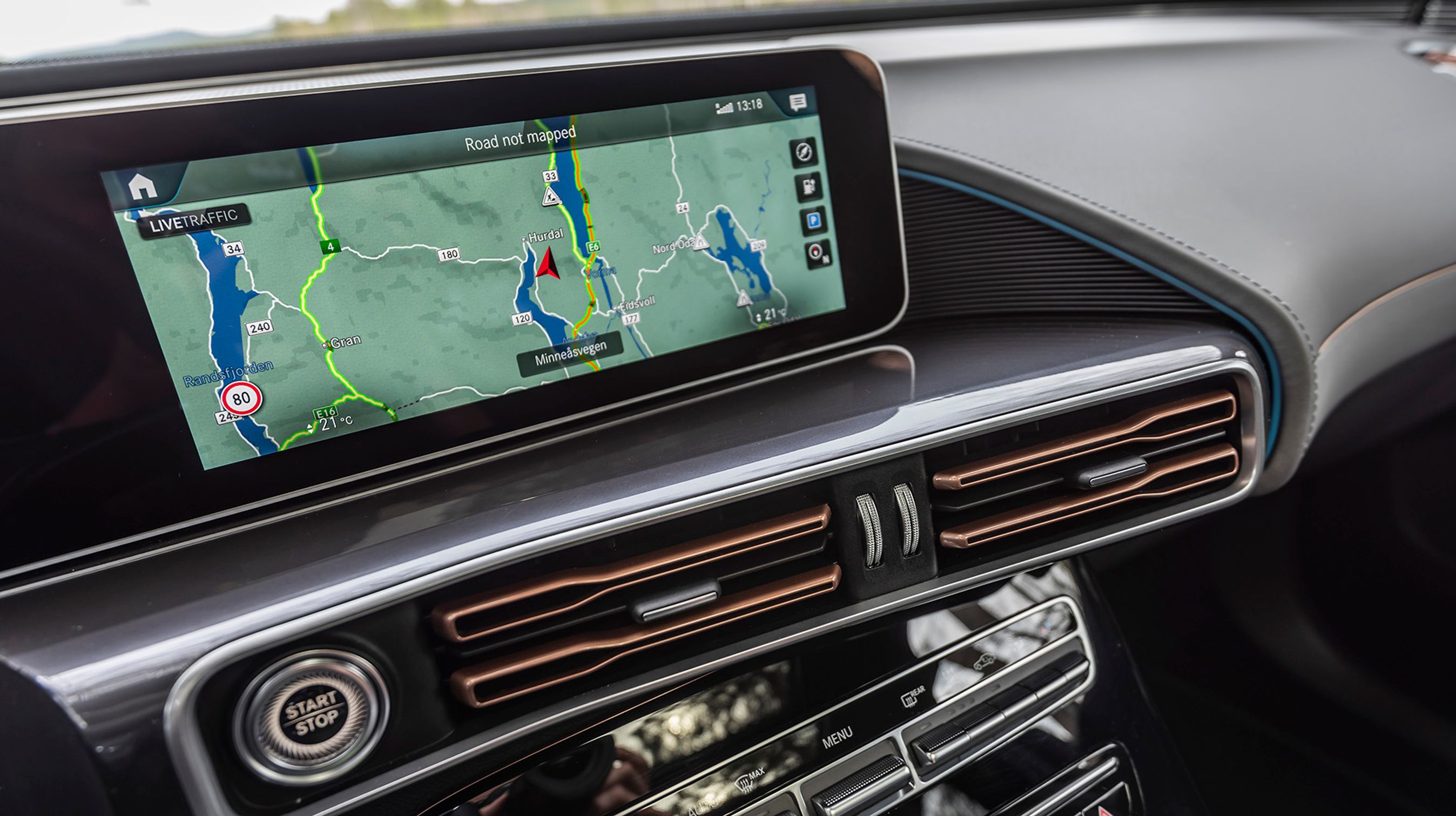 Skærmen til højre rummer bl.a. navigationsanlæg, der er standard i alle versioner.