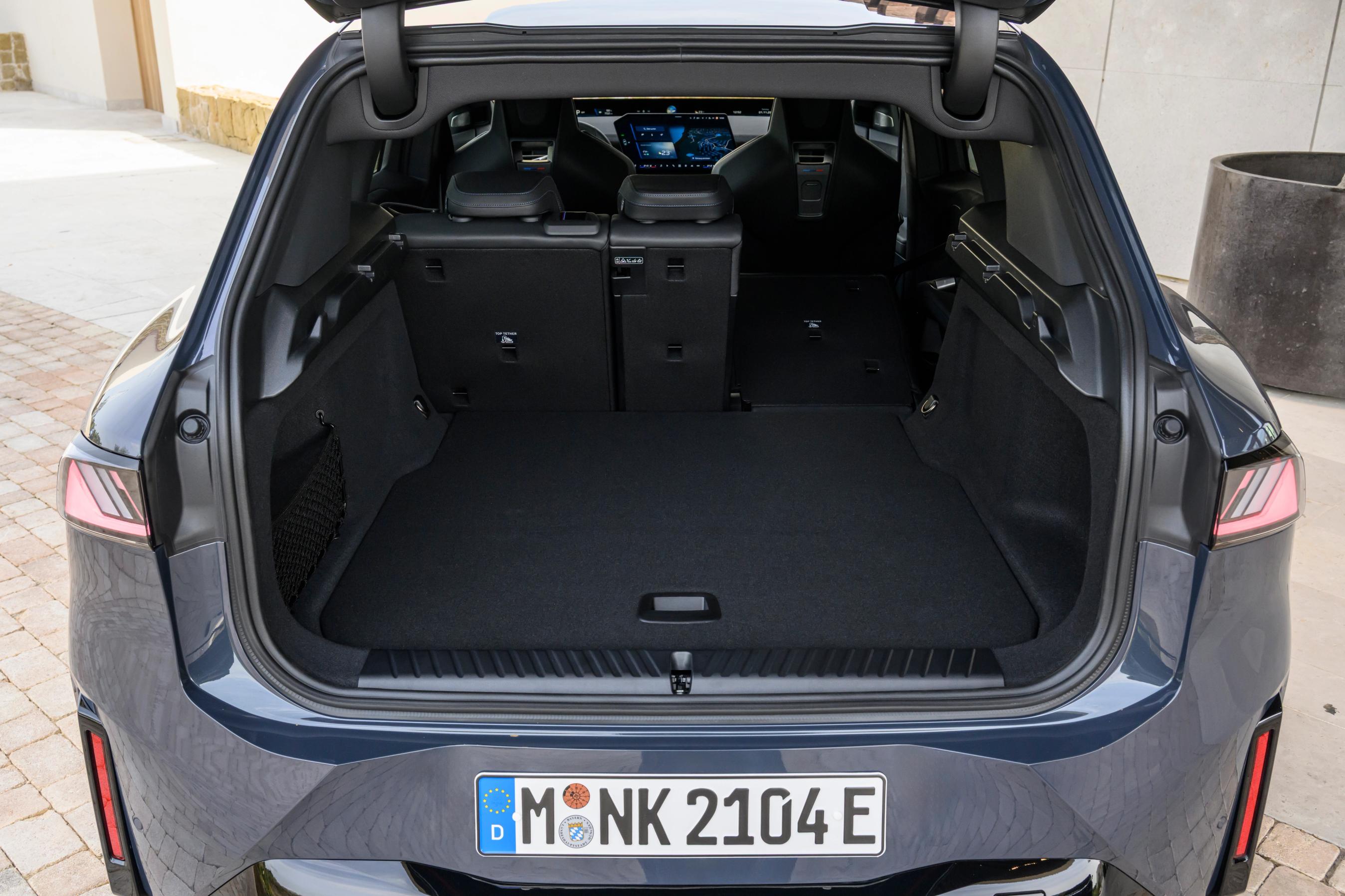Bagagerum med det ene bagsædes ryg lagt ned i en BMW iX3