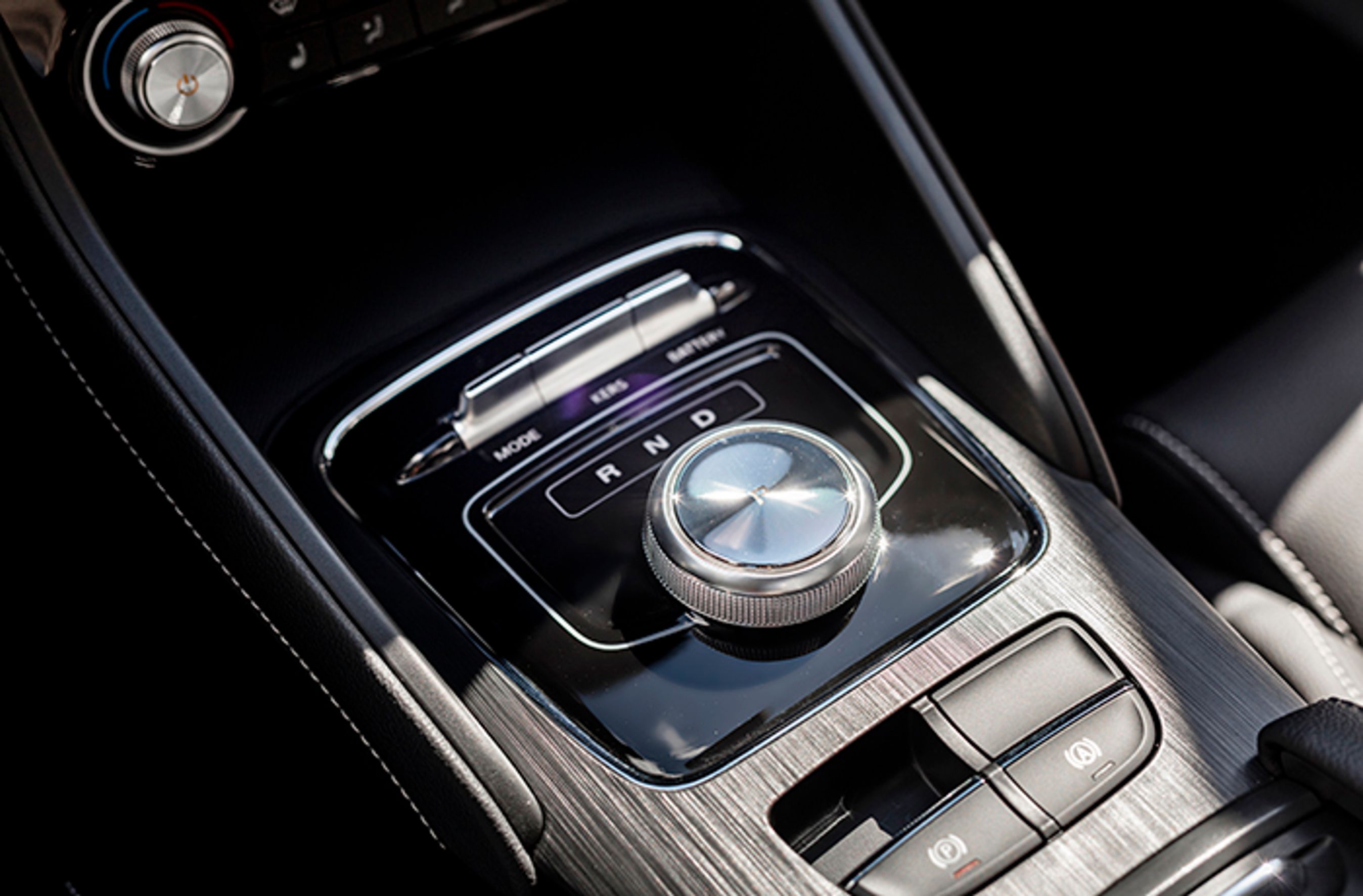 Gearvælgeren er en stor, velformet drejeknap – i stil med den, Land Rover og Jaguar benytter/har benyttet. Der er blot frem, neutral og bak at forholde sig til.