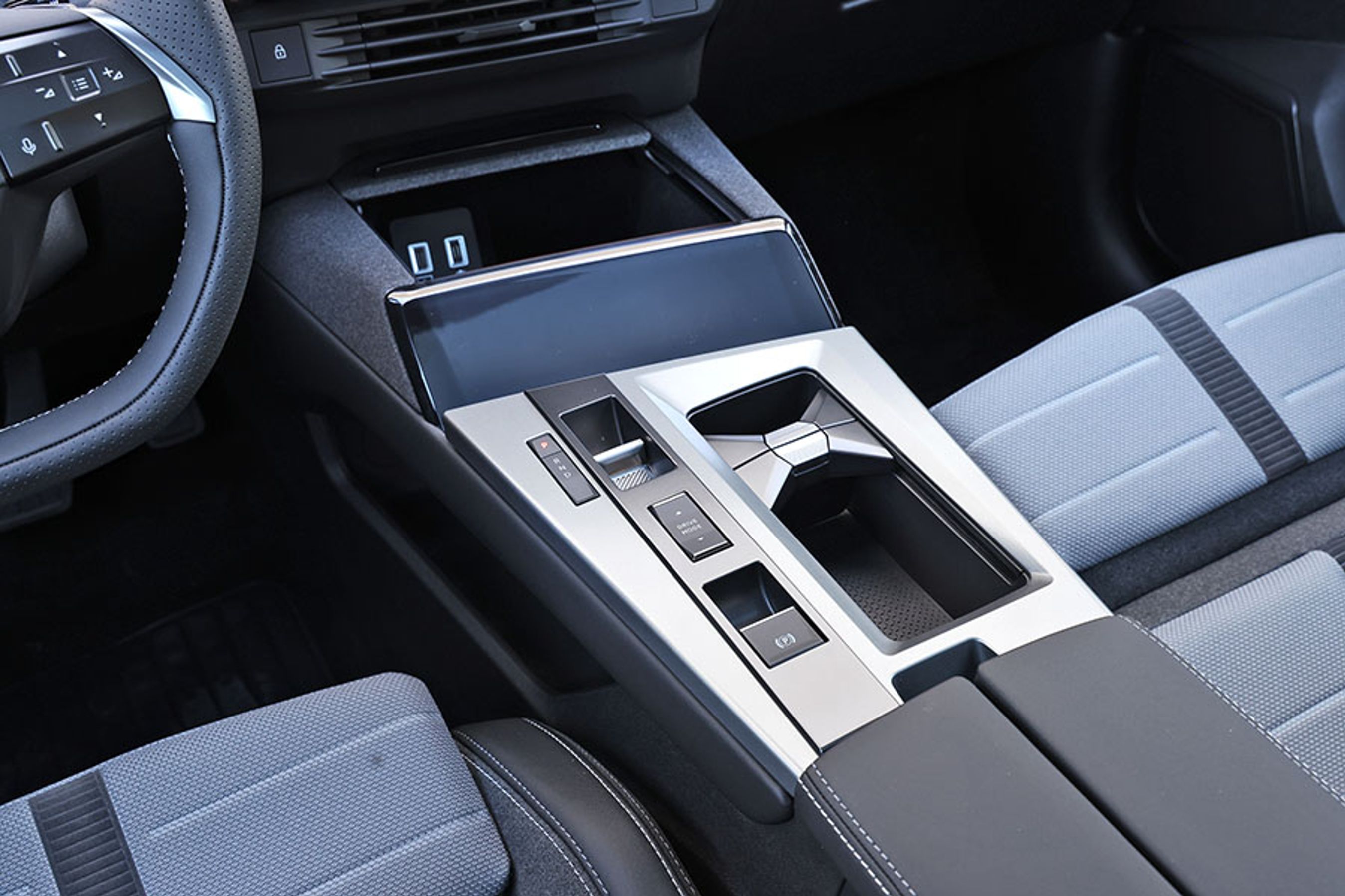 Den lille gearvælger mellem forsæderne er enkel at betjene, uden at man ser på den, og den går selv i P, når man slukker motoren eller åbner døren. En knap giver mulighed for at skifte mellem tre køreprogrammer.