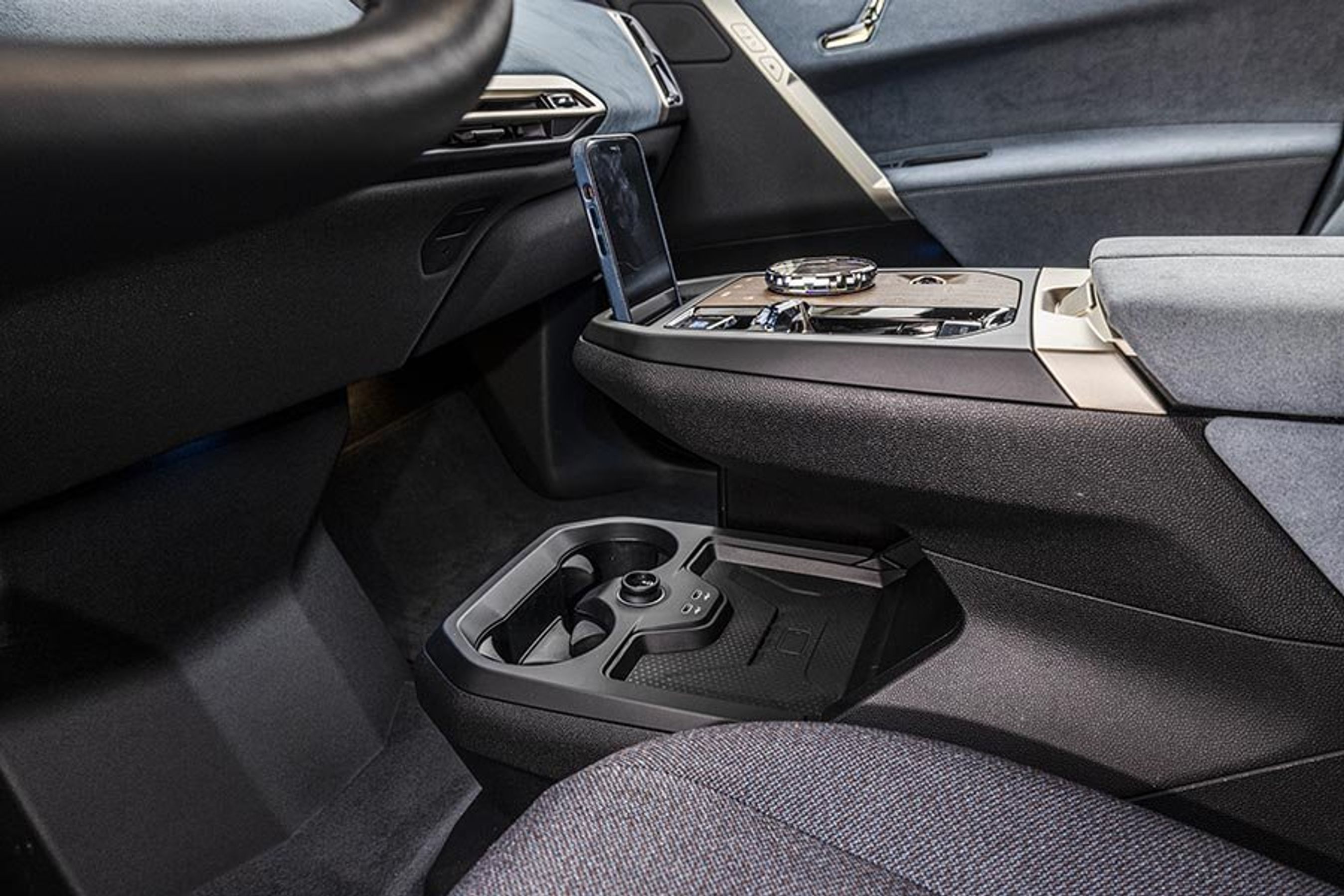 Mobilholderen foran gearvælgeren er smart.