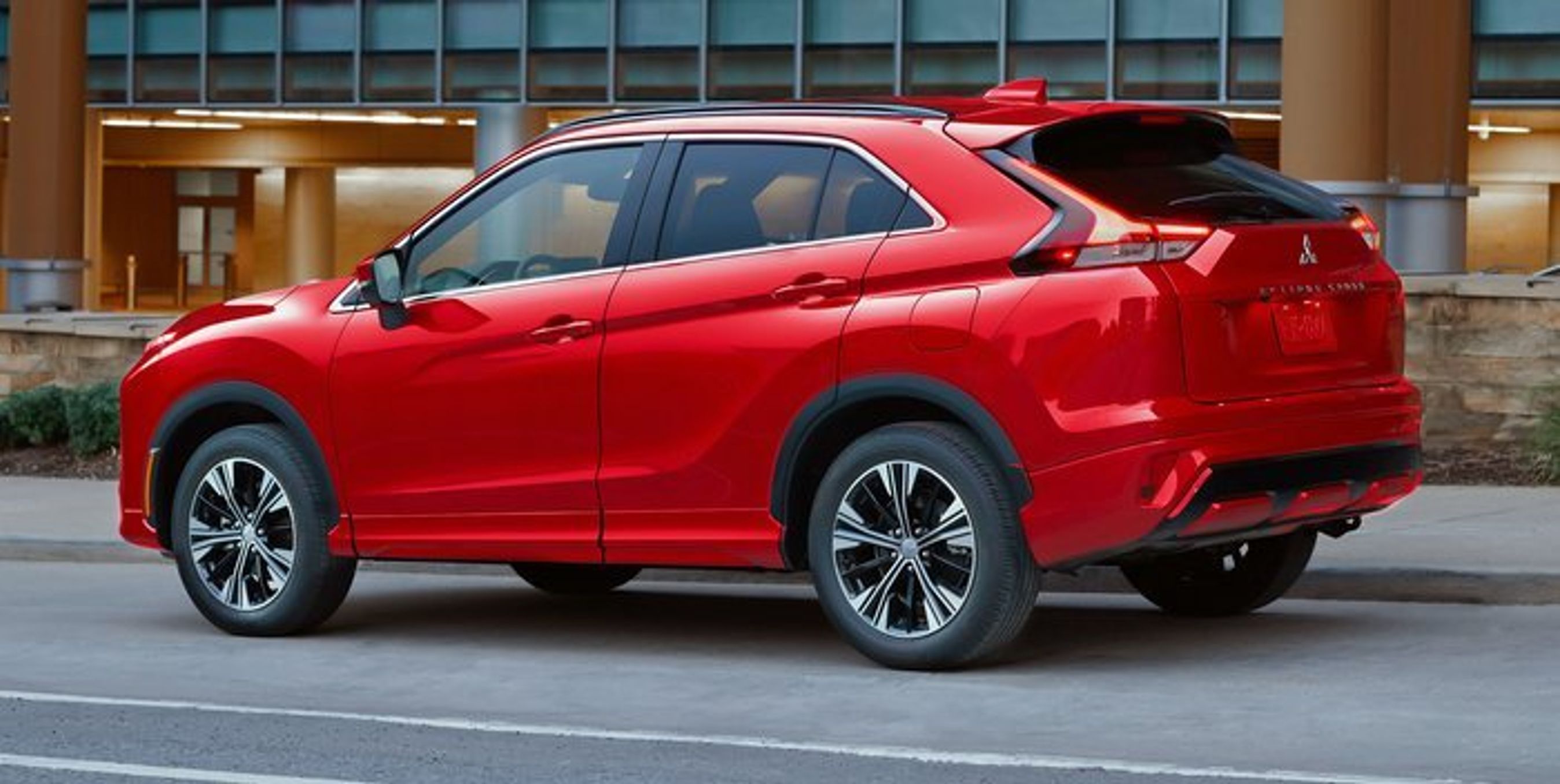 Eclipse Cross, der netop er fornyet, er næsten lige så rummelig som Outlander og fås nu også som plugin-hybrid.