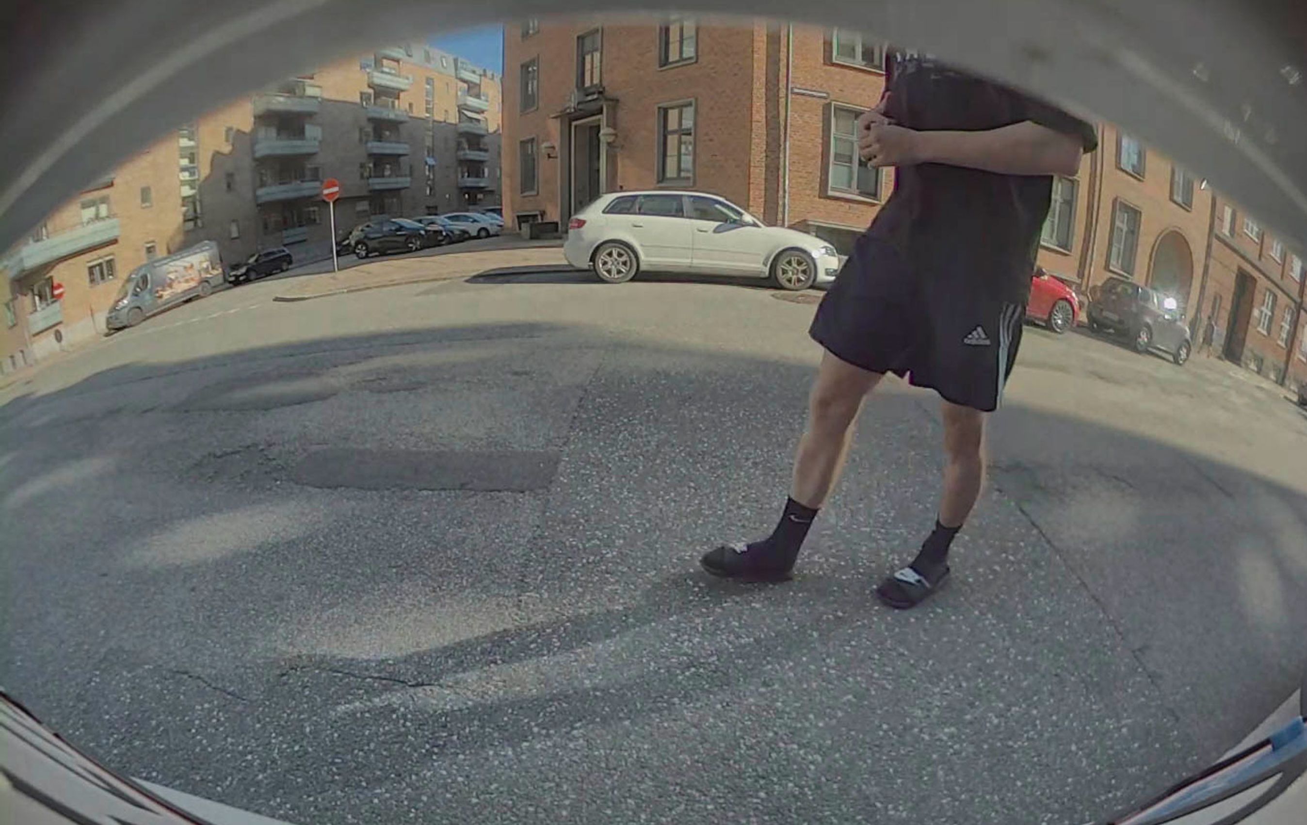 Foto fra Tesla af fodgænger