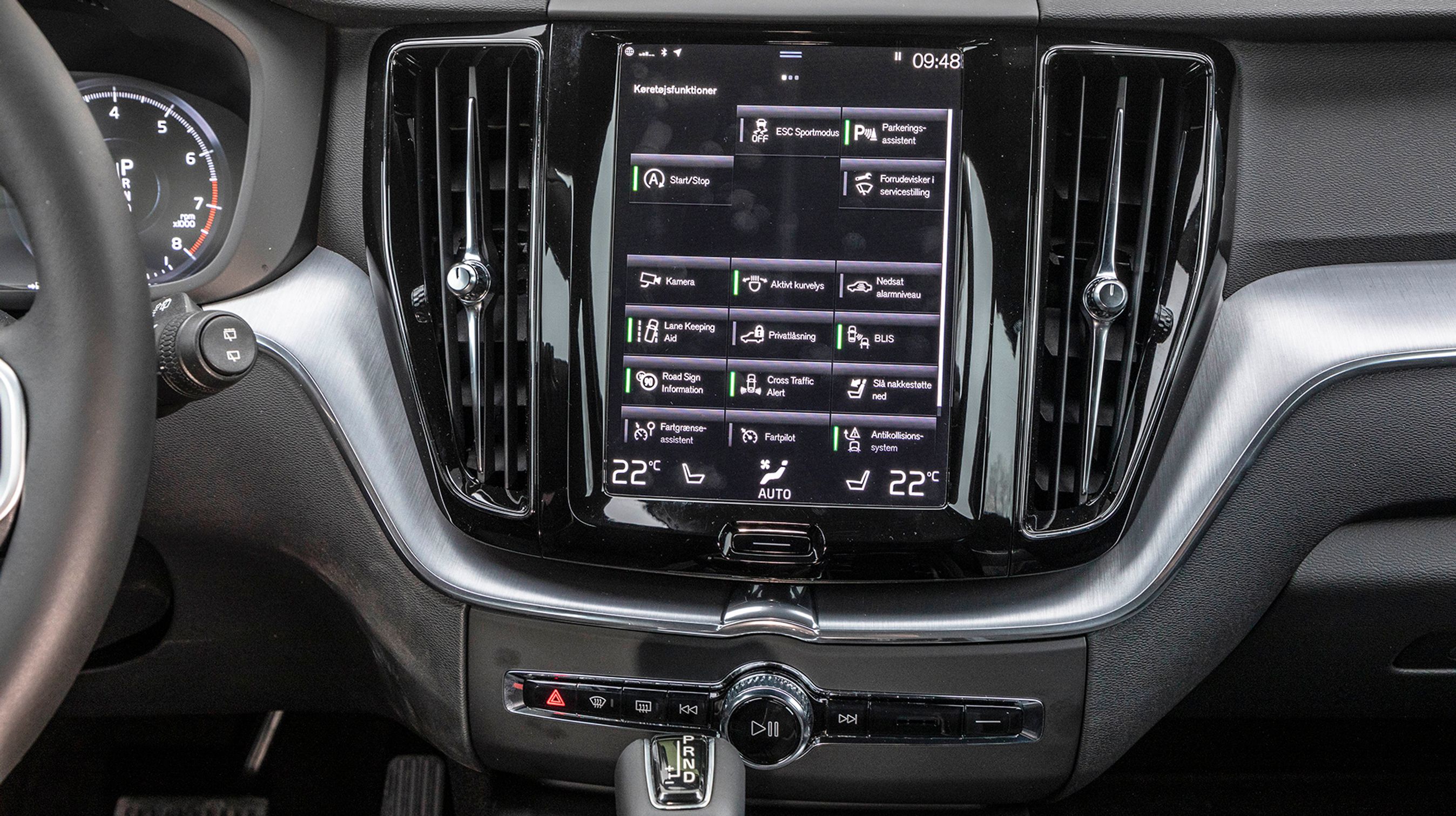 Skærmen kræver en del tilvænning, før man er helt dus med systemet. Men de ret små felter forbliver svære at betjene under kørslen. Heldigvis er alle menuer på dansk.