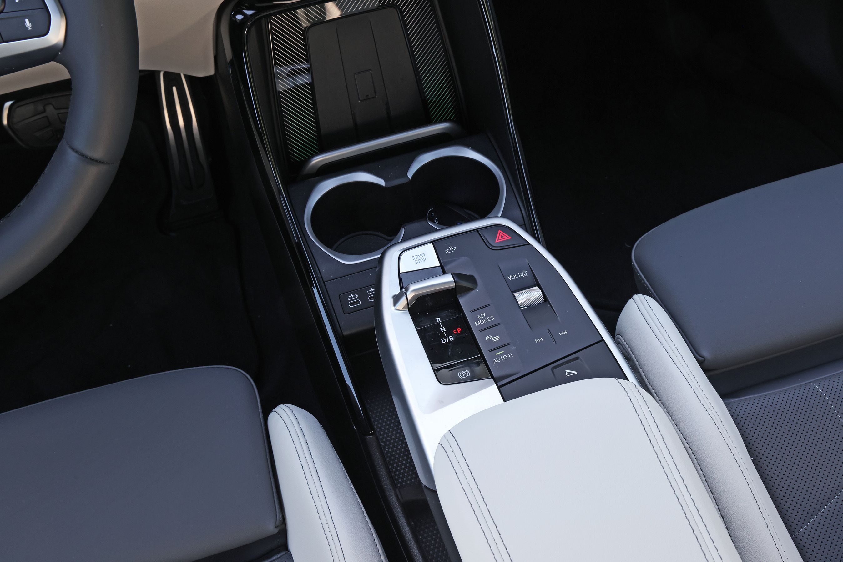 Gearvælgeren i den faceliftede udgave af BMW iX1 eDrive Supercharged fra 2026. 