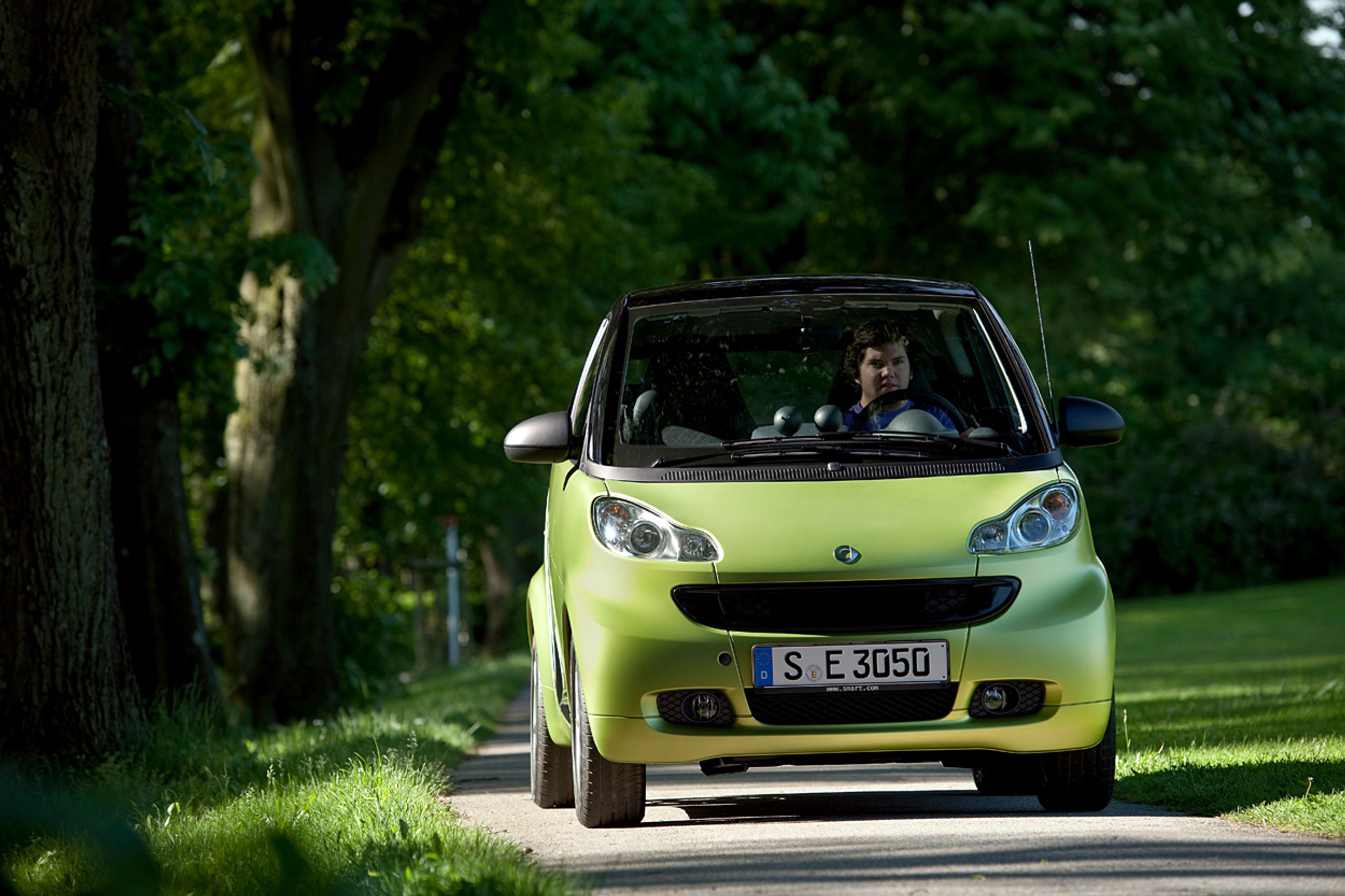 Smart Fortwo er en topersoners livsstilbil, der er nem at parkere og har en lidt hoppende kørestil.