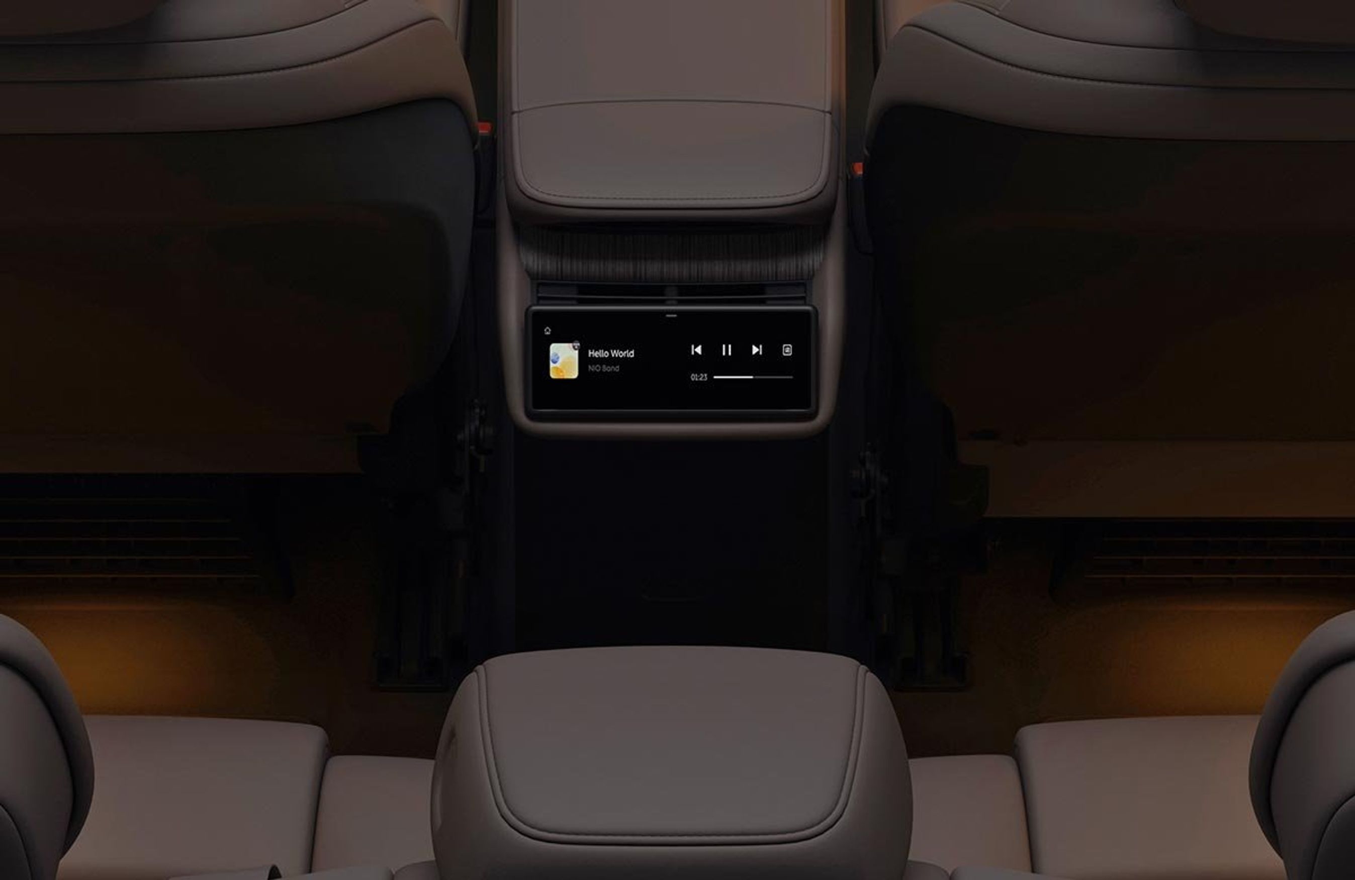 Ved bagsædet kan ryglænet justeres elektrisk i hældningen, der er varme i sæderne og en lille trykskærm kan betjene musikanlægget.