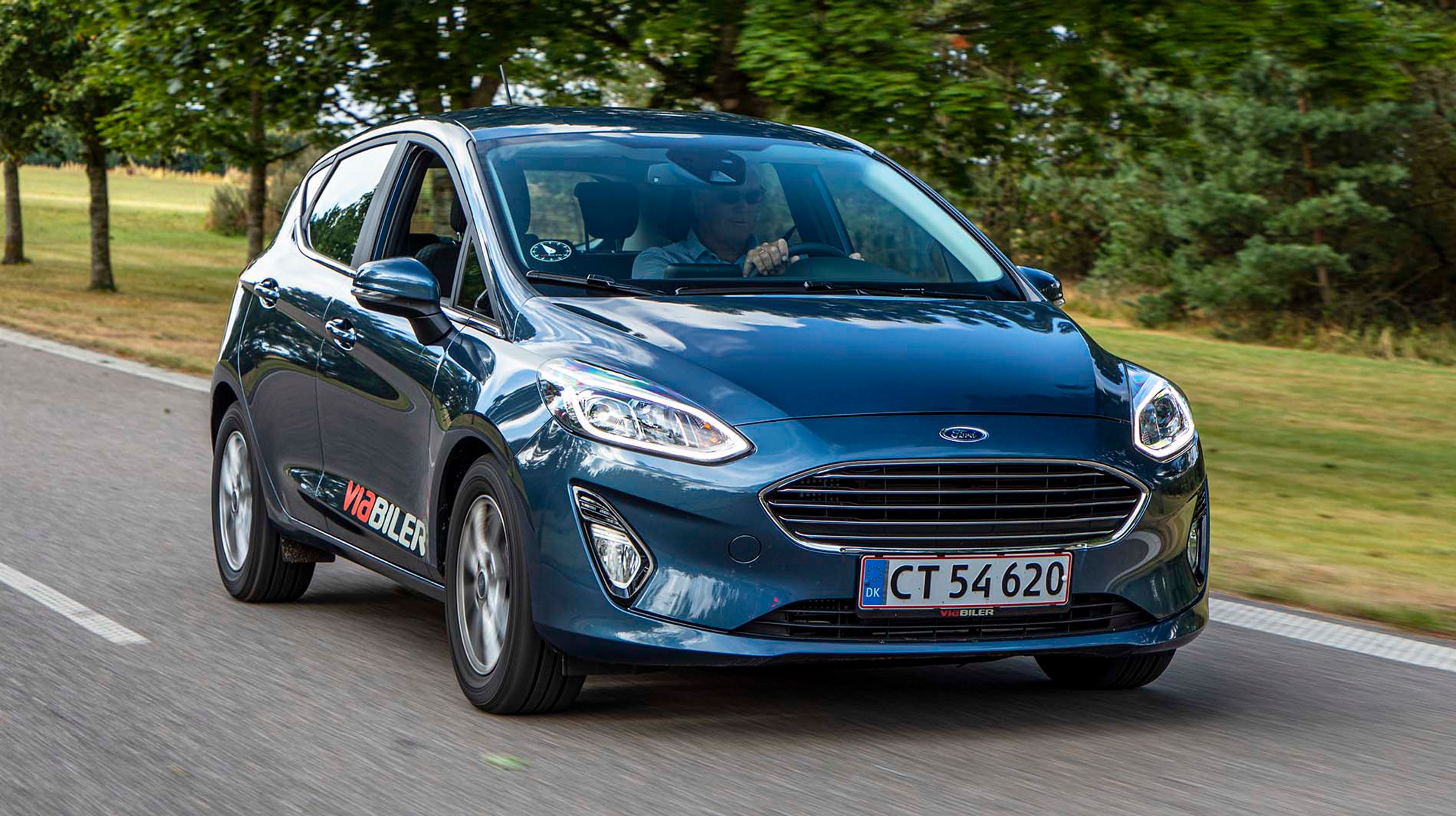 Fronten er enkel, men med kromlister rundt om grillen. Forlygterne har indbygget LED-kørelys.