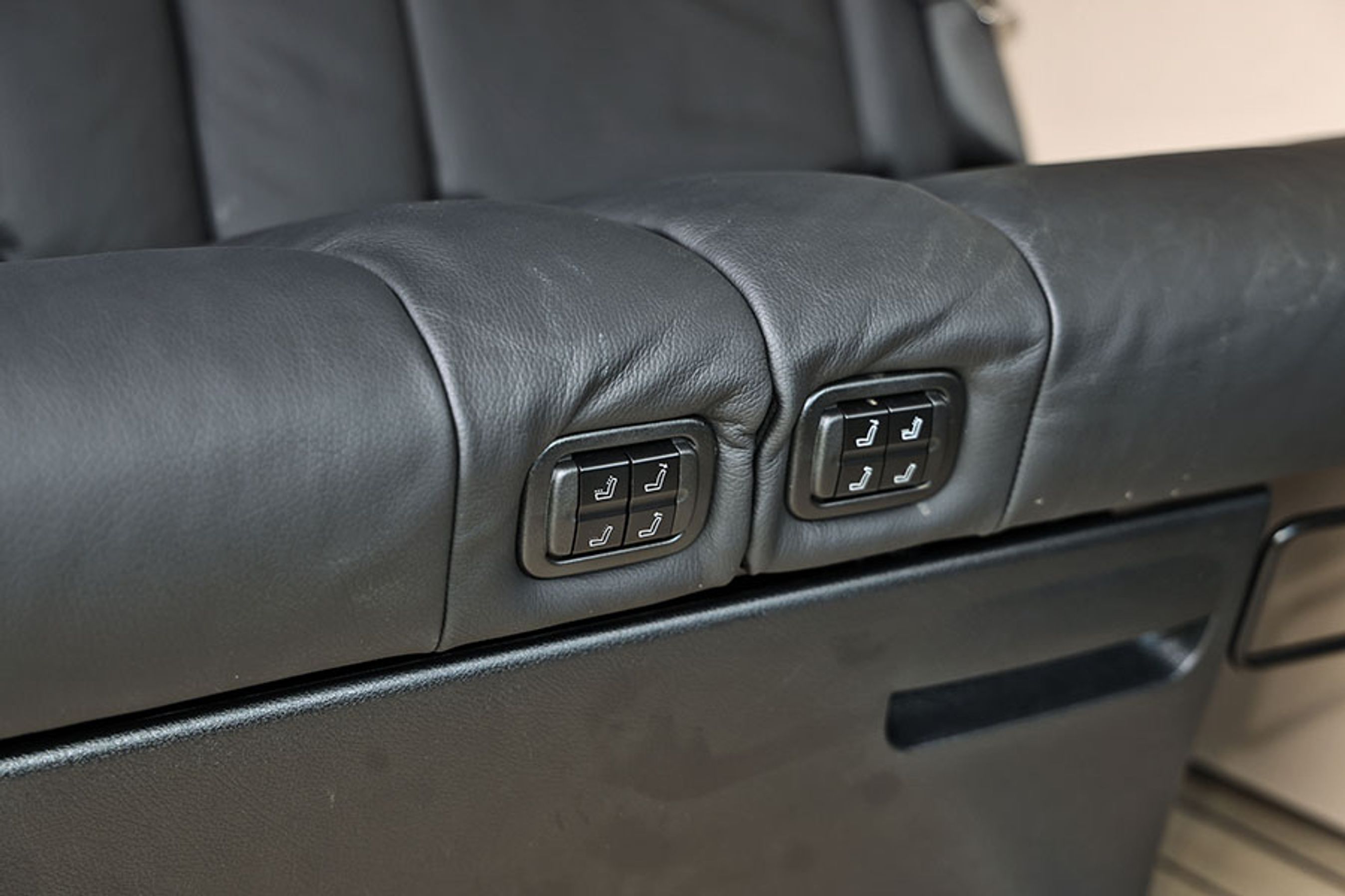 Knapperne i bagsæderne gør det let at forvandle sæderne til en seng. Og ved de yderste knapper kan man justere madrassens hårdhed.