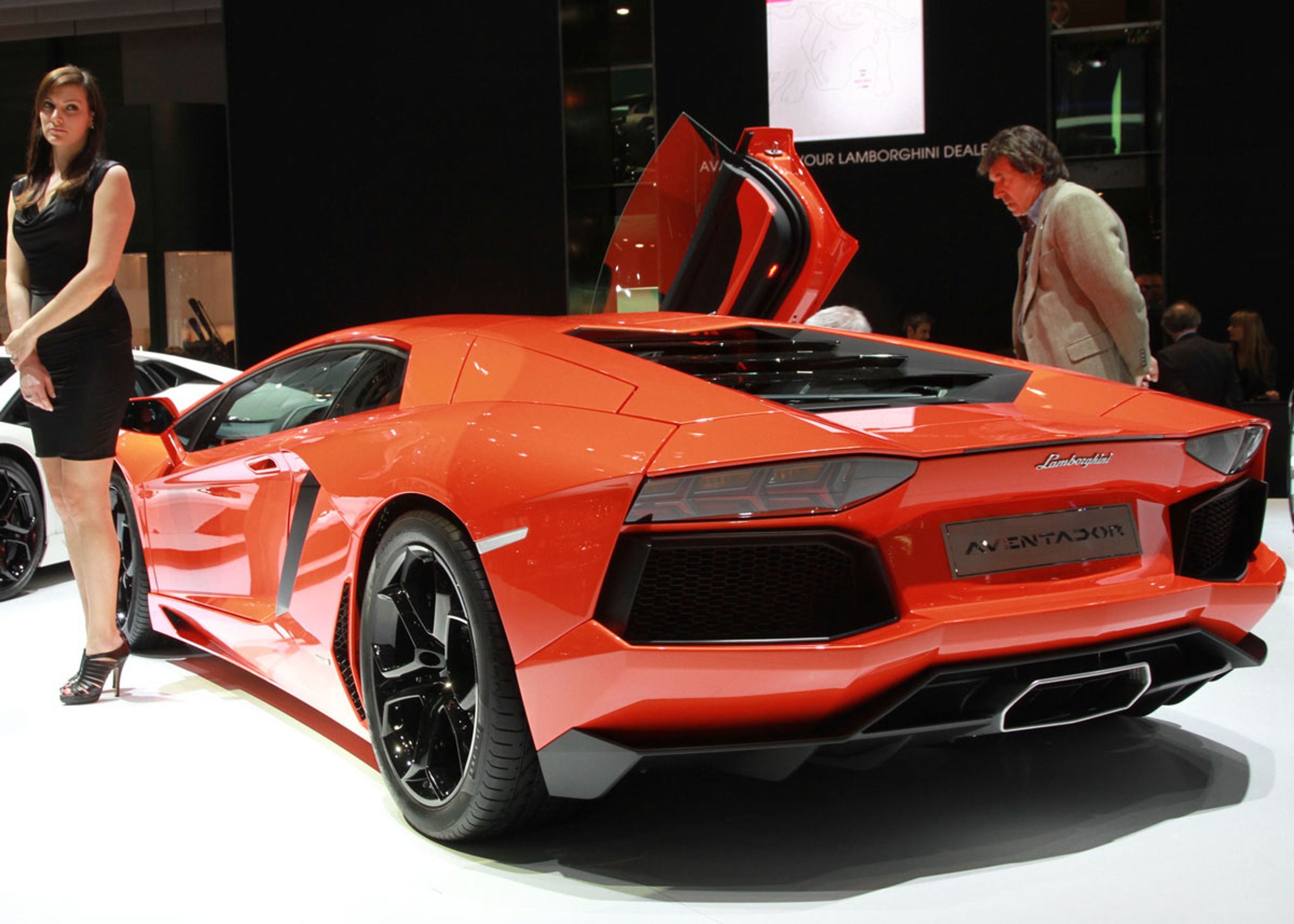 Aventador har en V12-motor liggende bag kabinen og lige foran bagakslen.