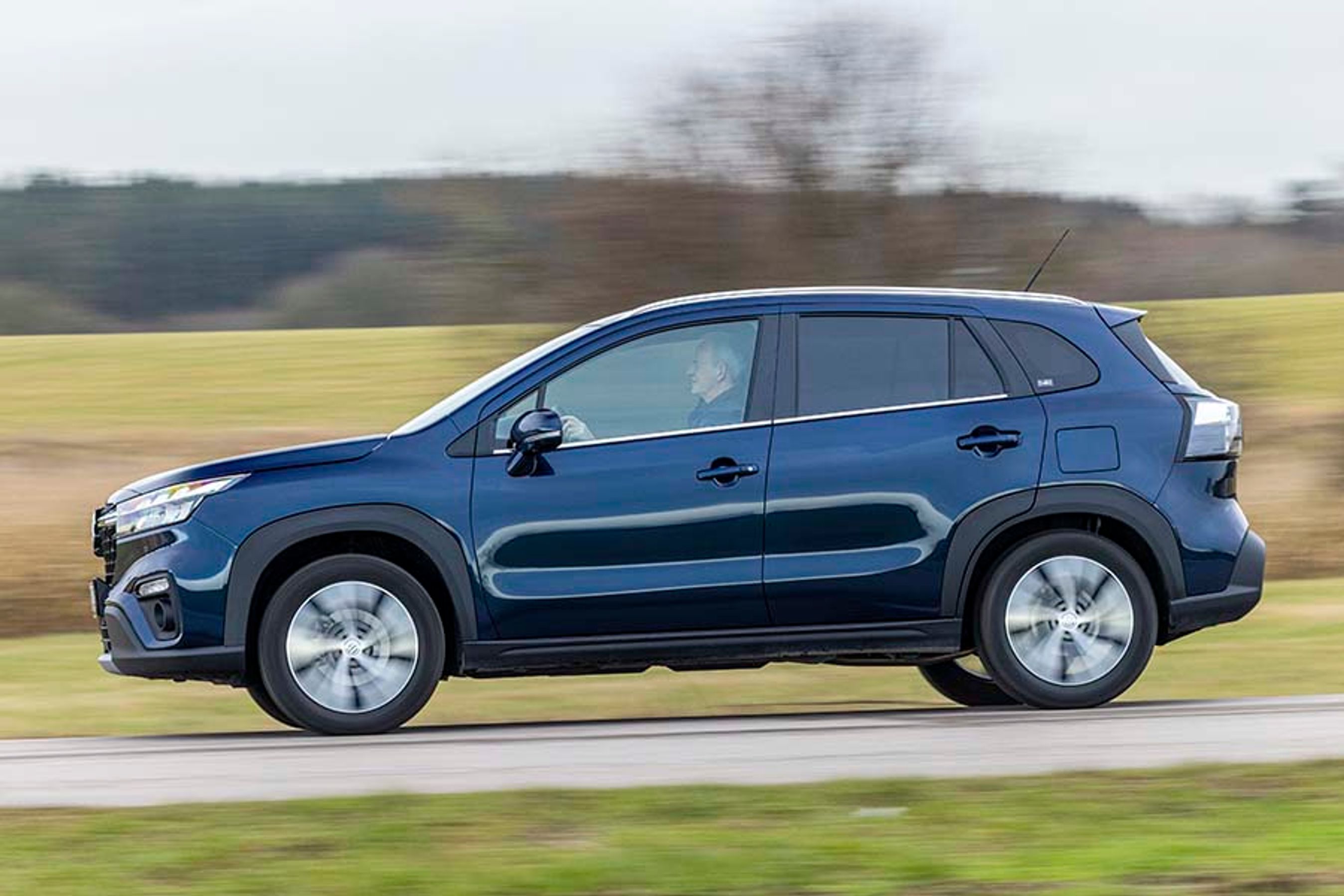 S-Cross har et tydeligt SUV-look med plast-skærmkanter, en stor frihøjde og en høj siddeposition. I denne udgav er de bageste ruder mørktonede.