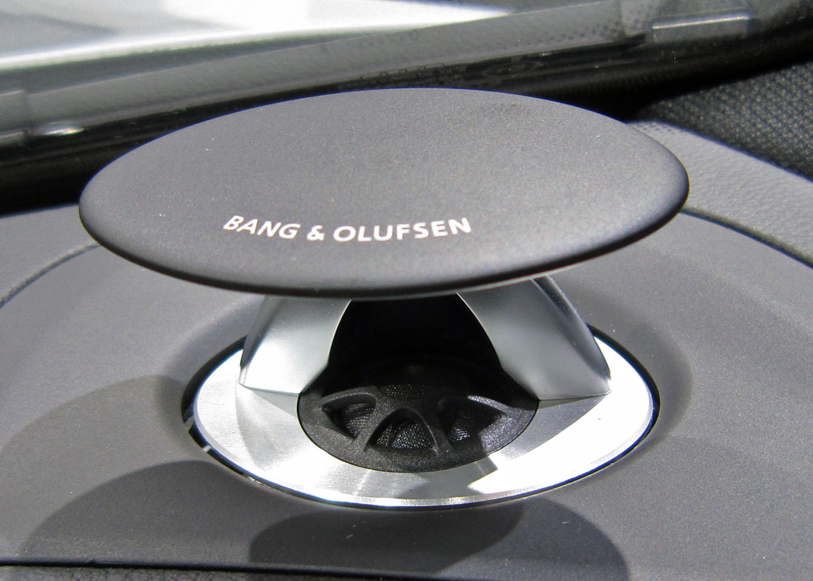 De små satellithøjttalere oven på instrumentbordet er et syn værd: De skyder op som små paddehatte, når man tænder for radioen.