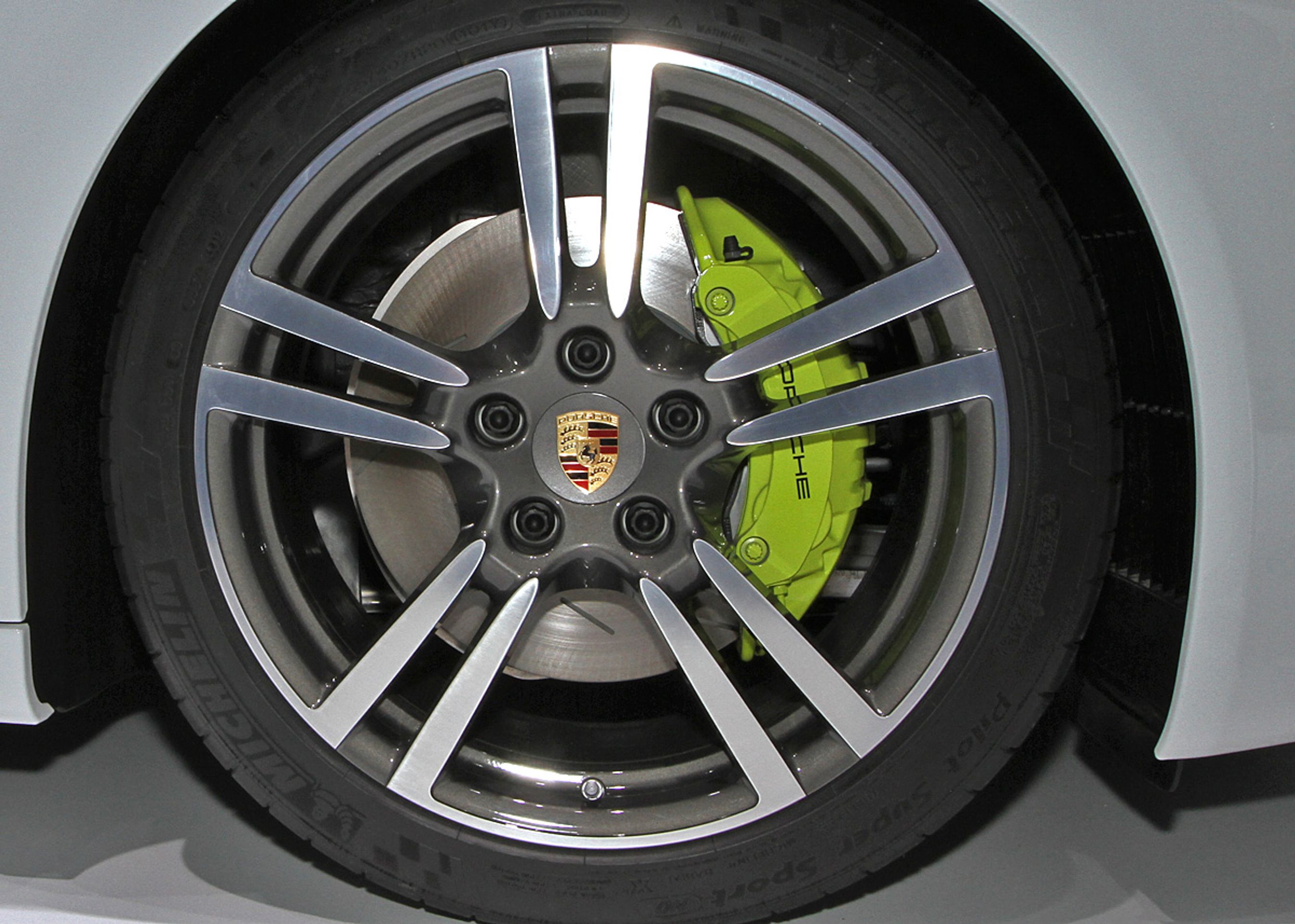 Panamera som opladningshybrid kendes bl.a. på grønne bremsekalipre!